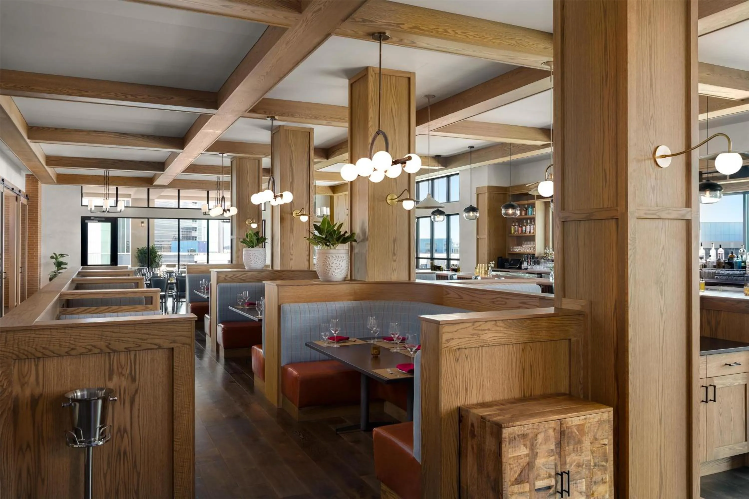 Restaurant/places to eat in Hotel Avail Rogers, Tapestry Collection By Hilton