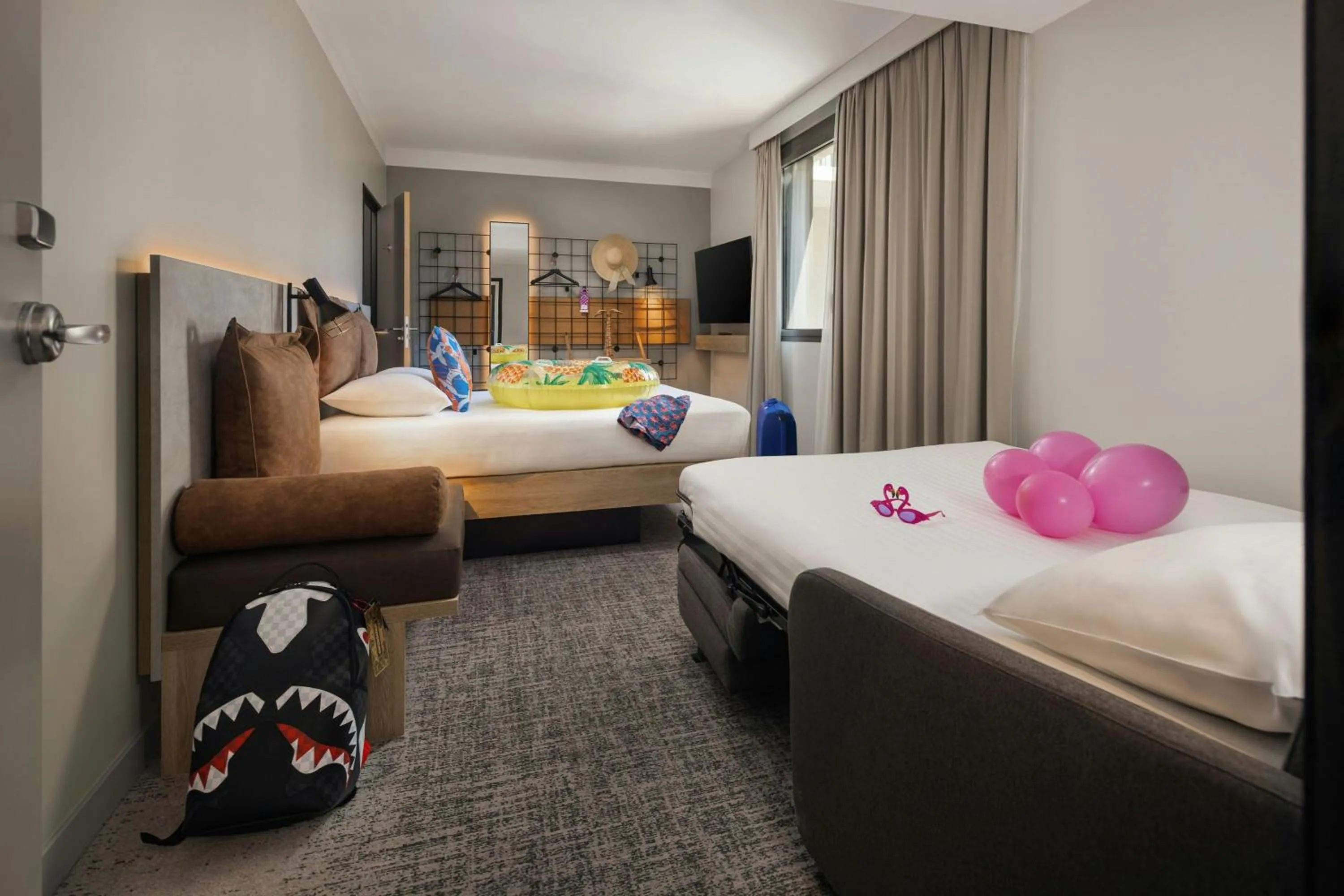 Photo of the whole room, Bed in Moxy Nice