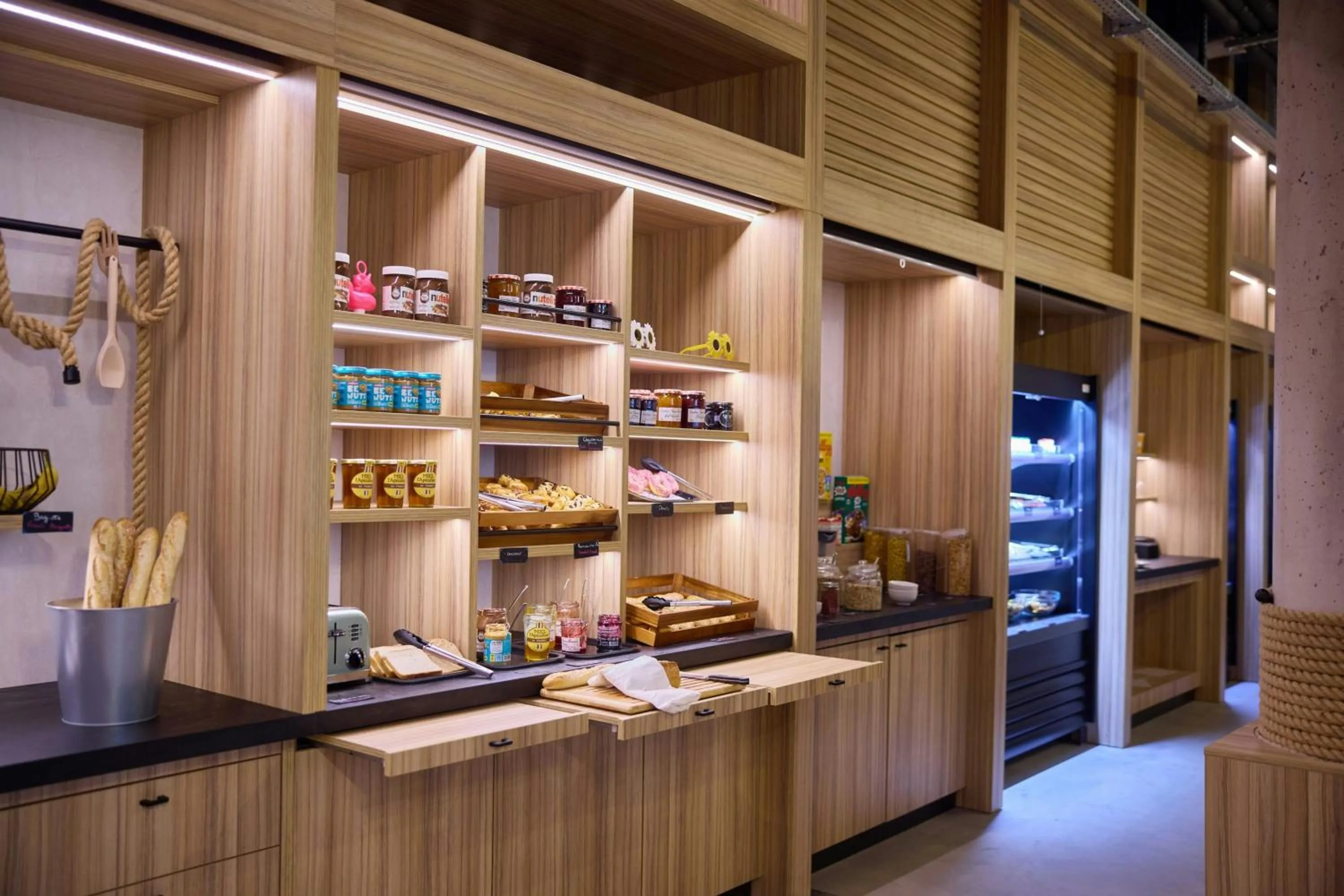 Restaurant/places to eat in Moxy Nice