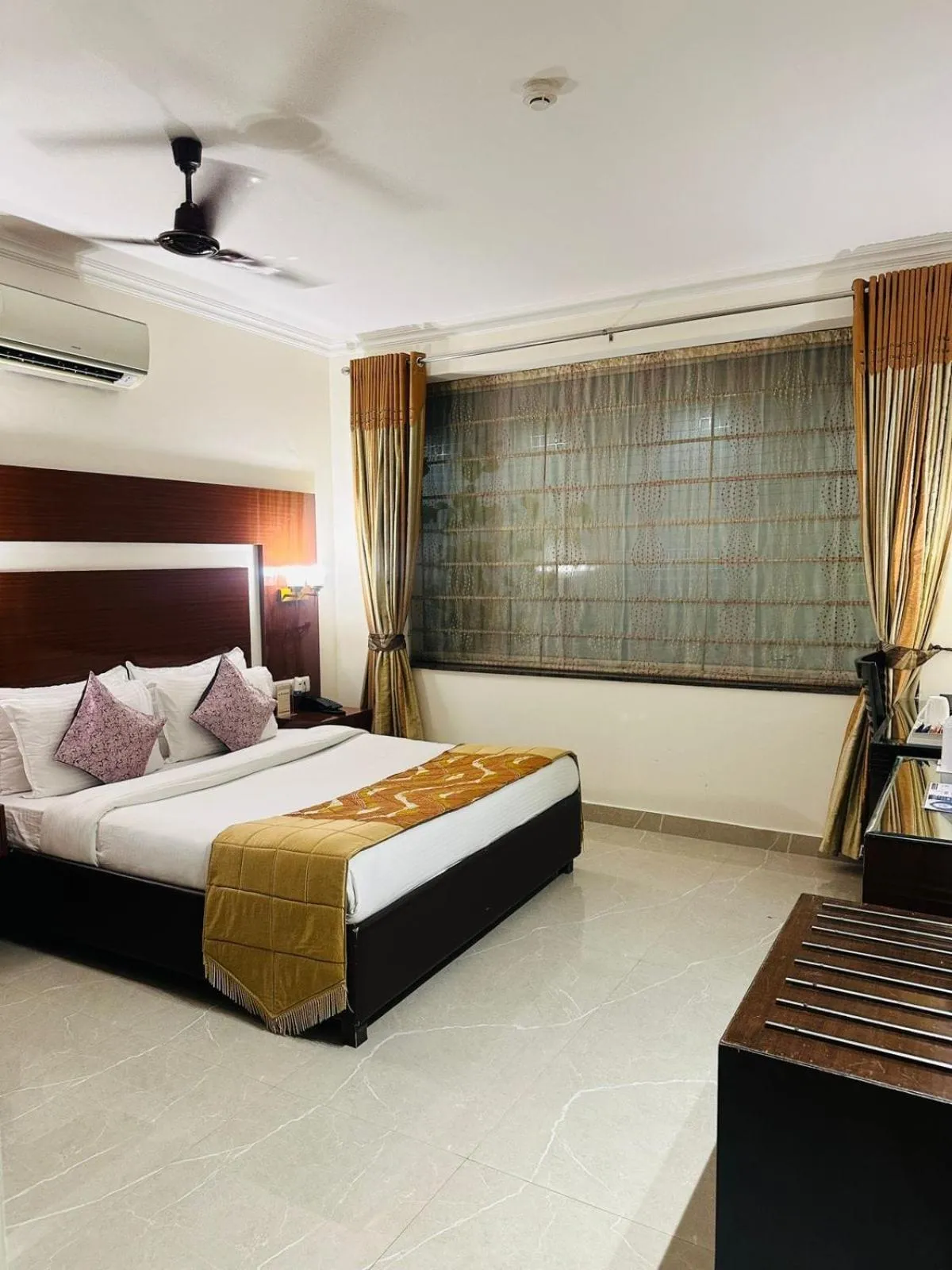 Bed in Hotel Southgate Delhi