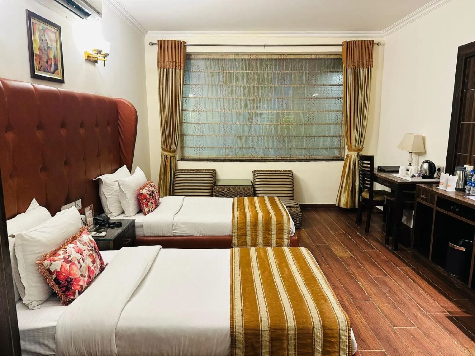 Bed in Hotel Southgate Delhi