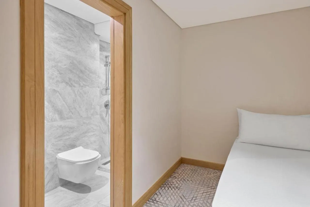 Bathroom, Bed in Makarem Haram view suites