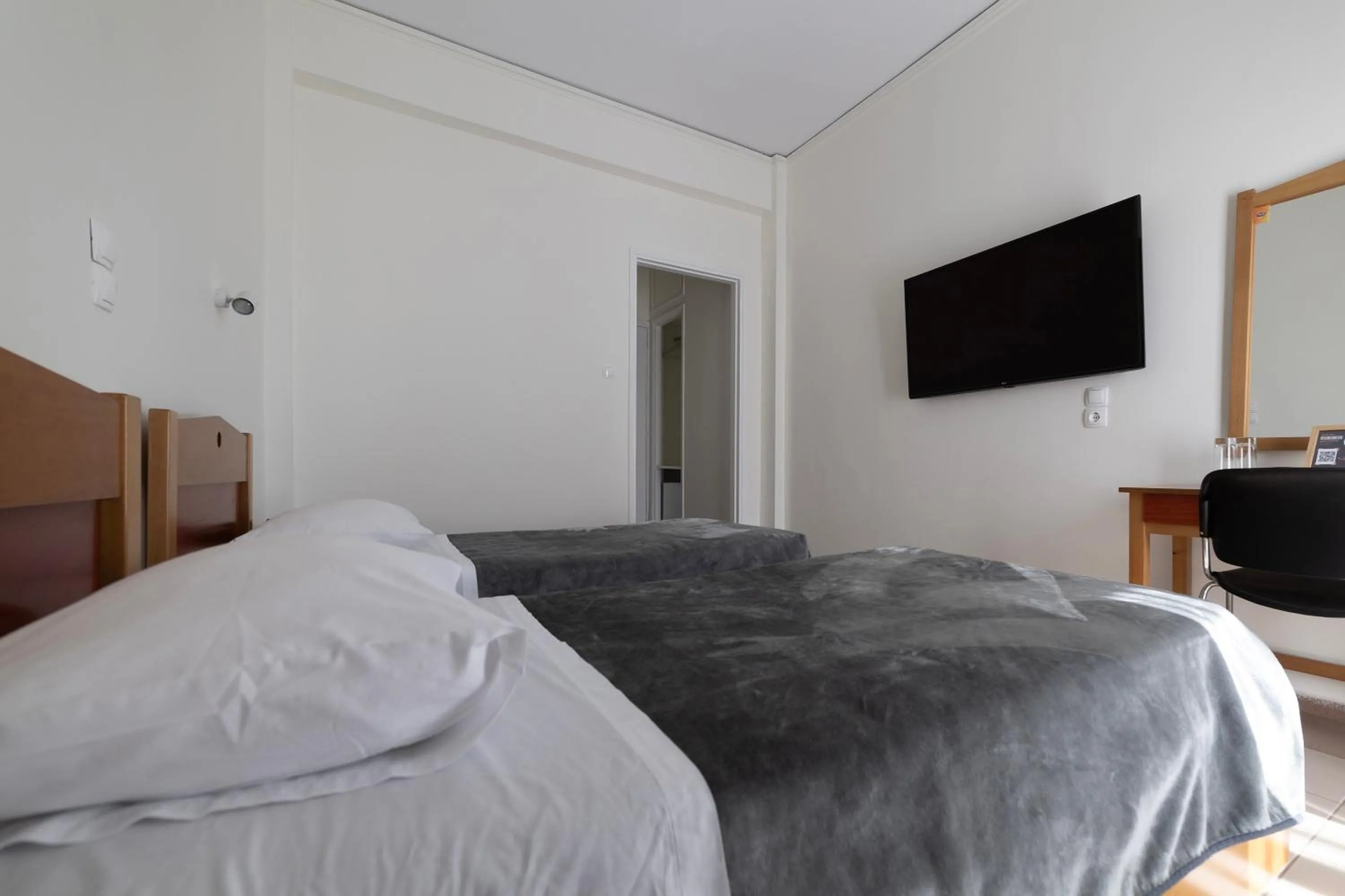 Budget Twin Room in Delfini Hotel