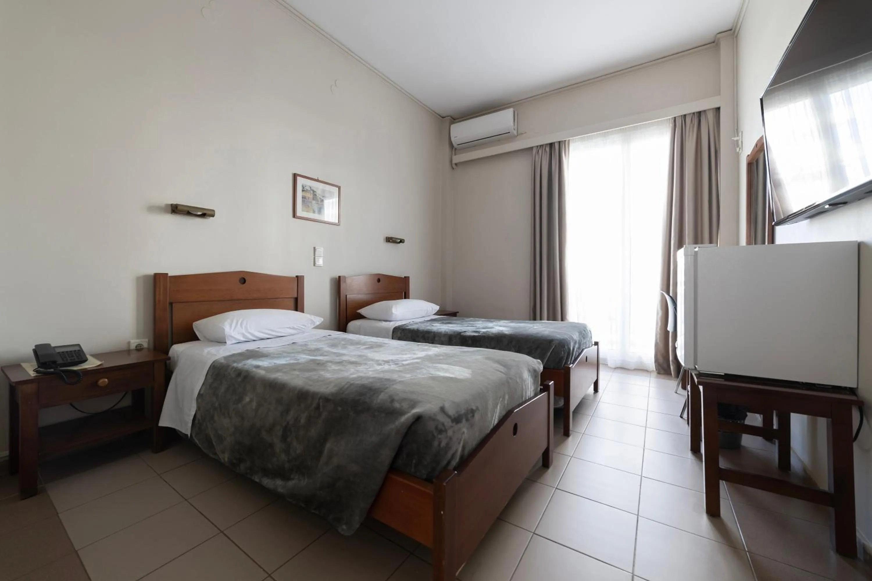 Budget Twin Room in Delfini Hotel