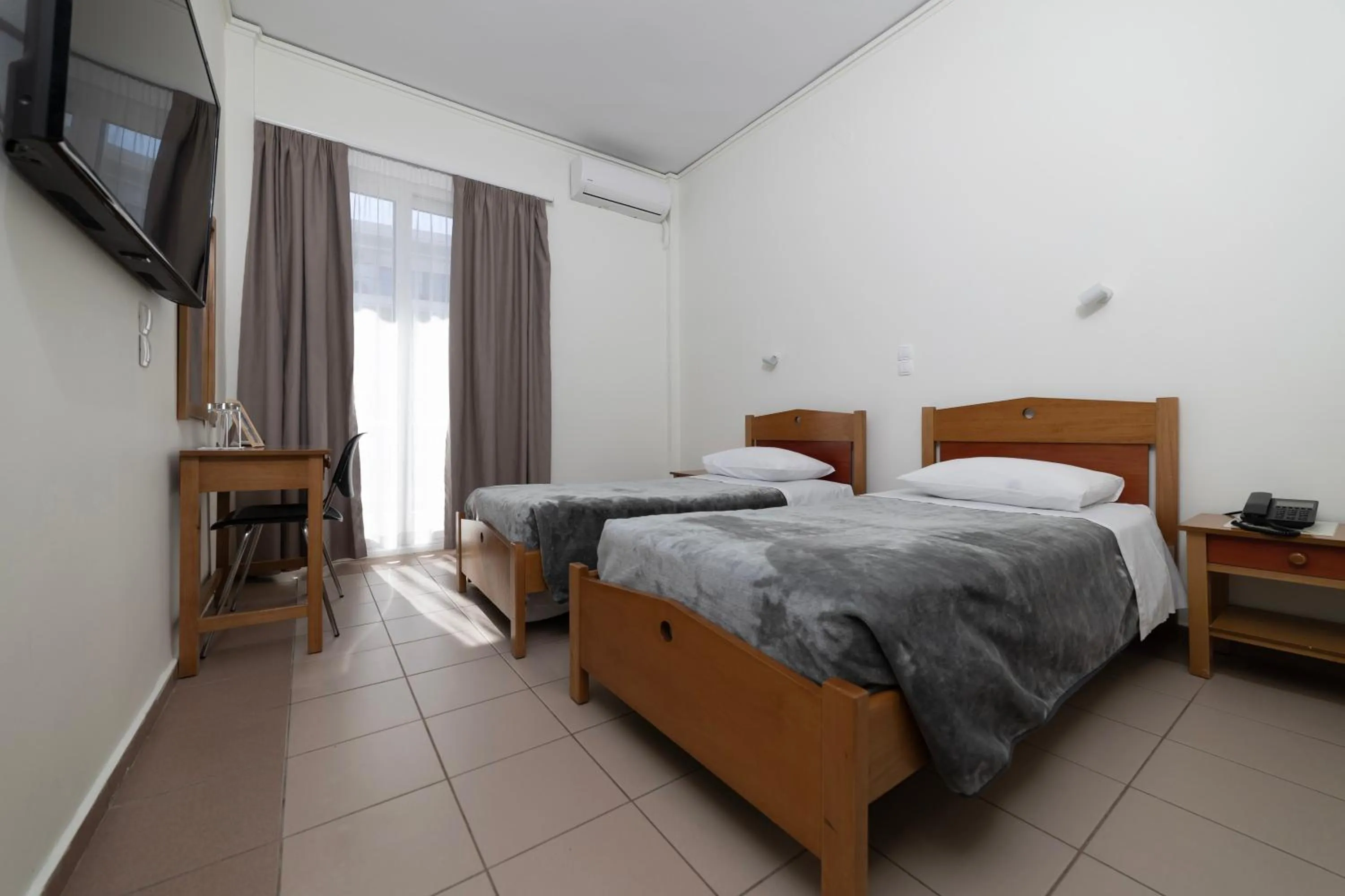 Budget Twin Room in Delfini Hotel