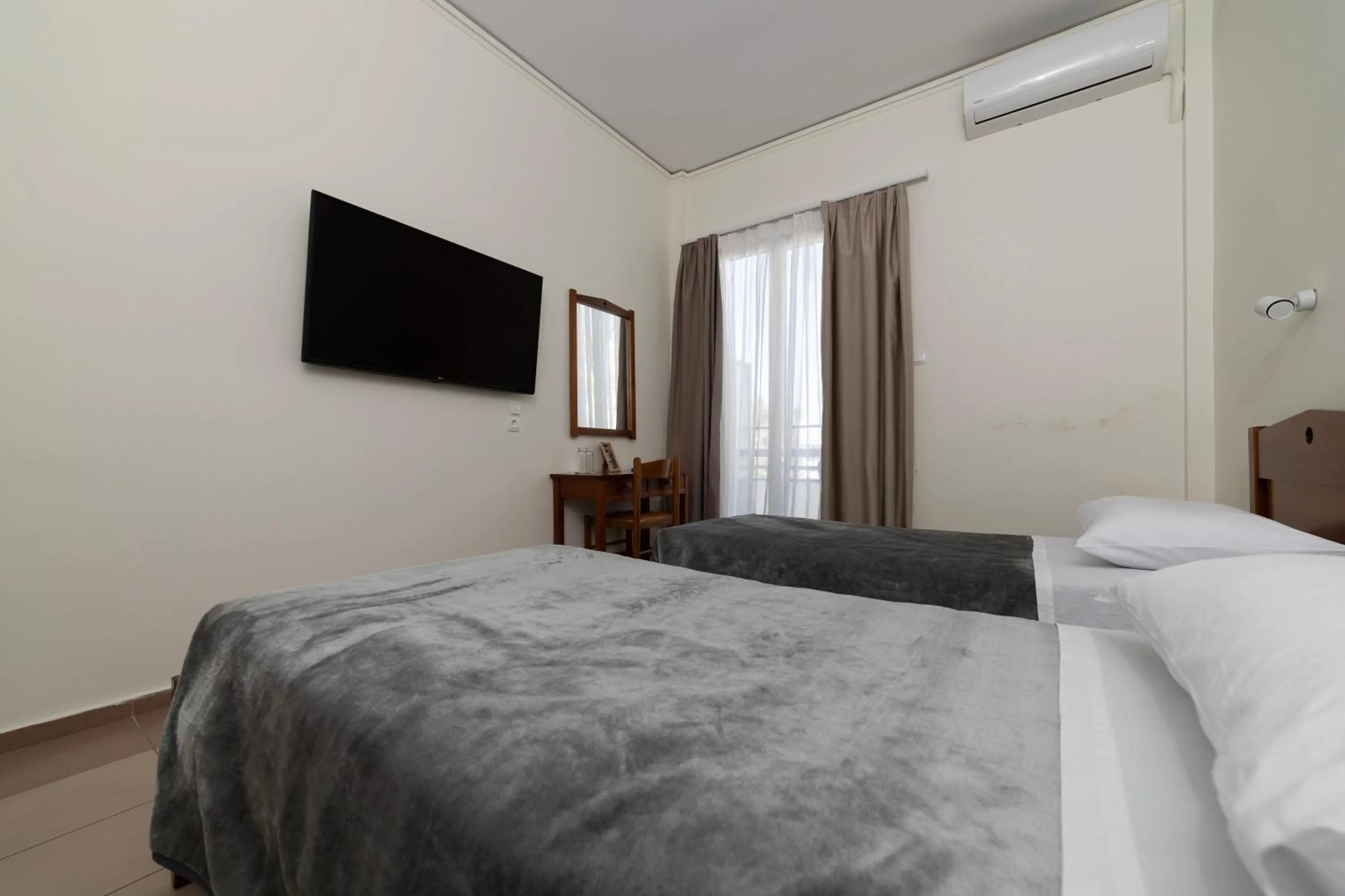 Budget Twin Room in Delfini Hotel