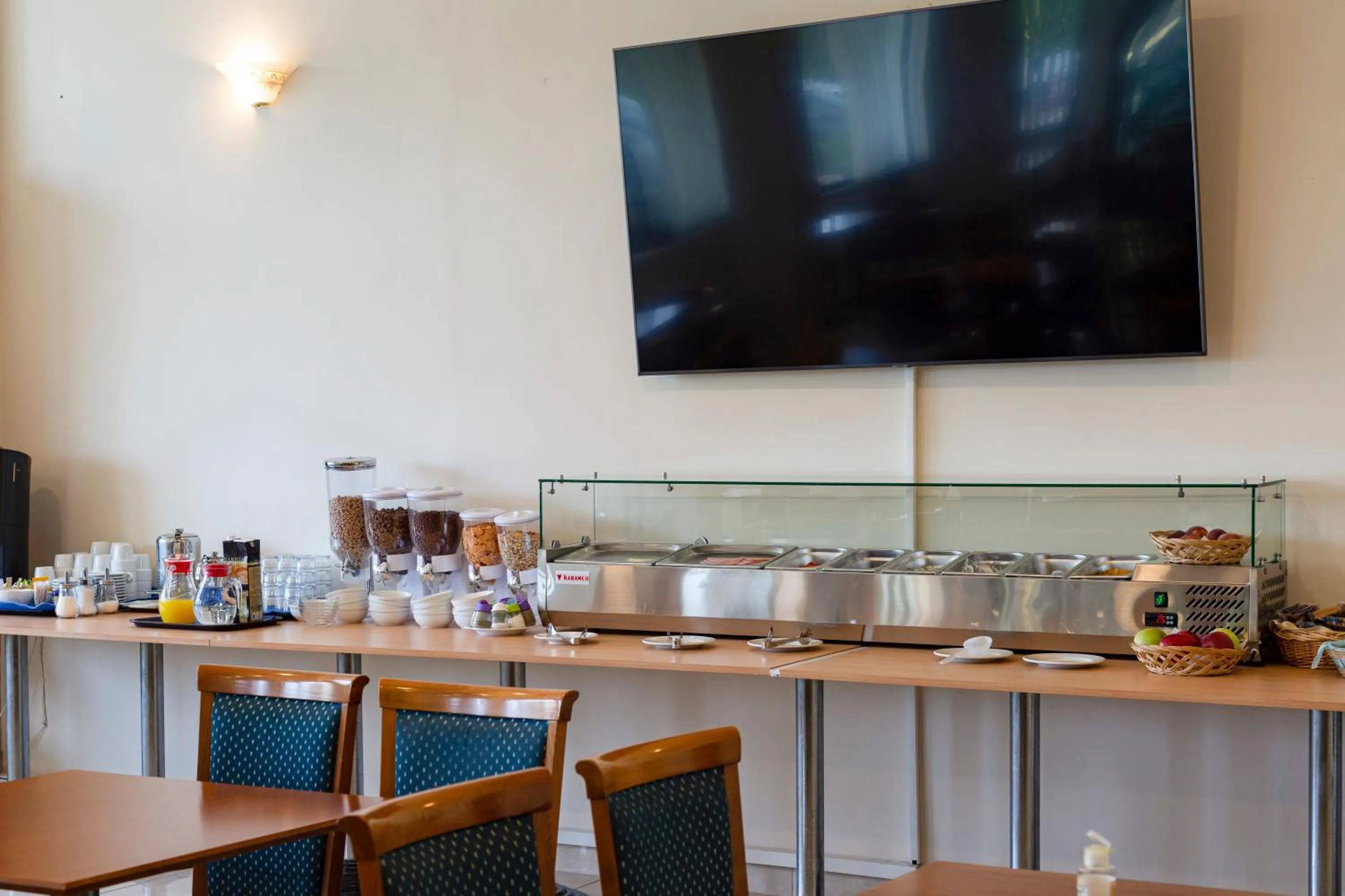 Communal lounge/ TV room in Delfini Hotel