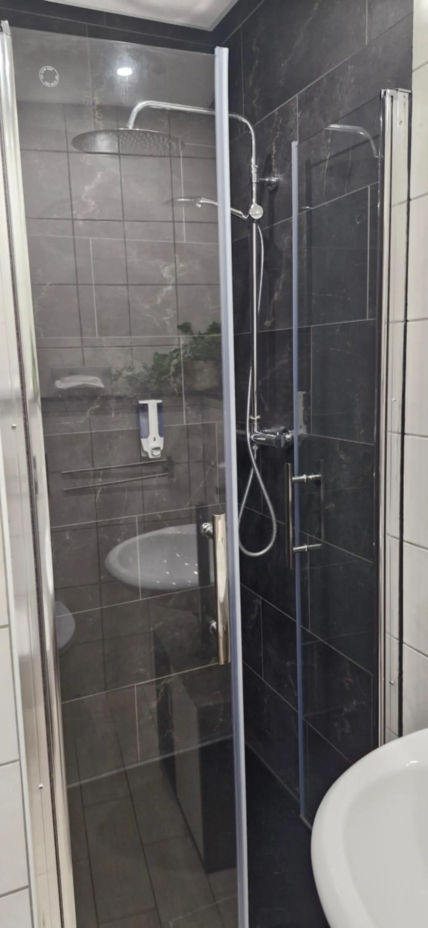 Shower in Apartmenthaus Wertheim