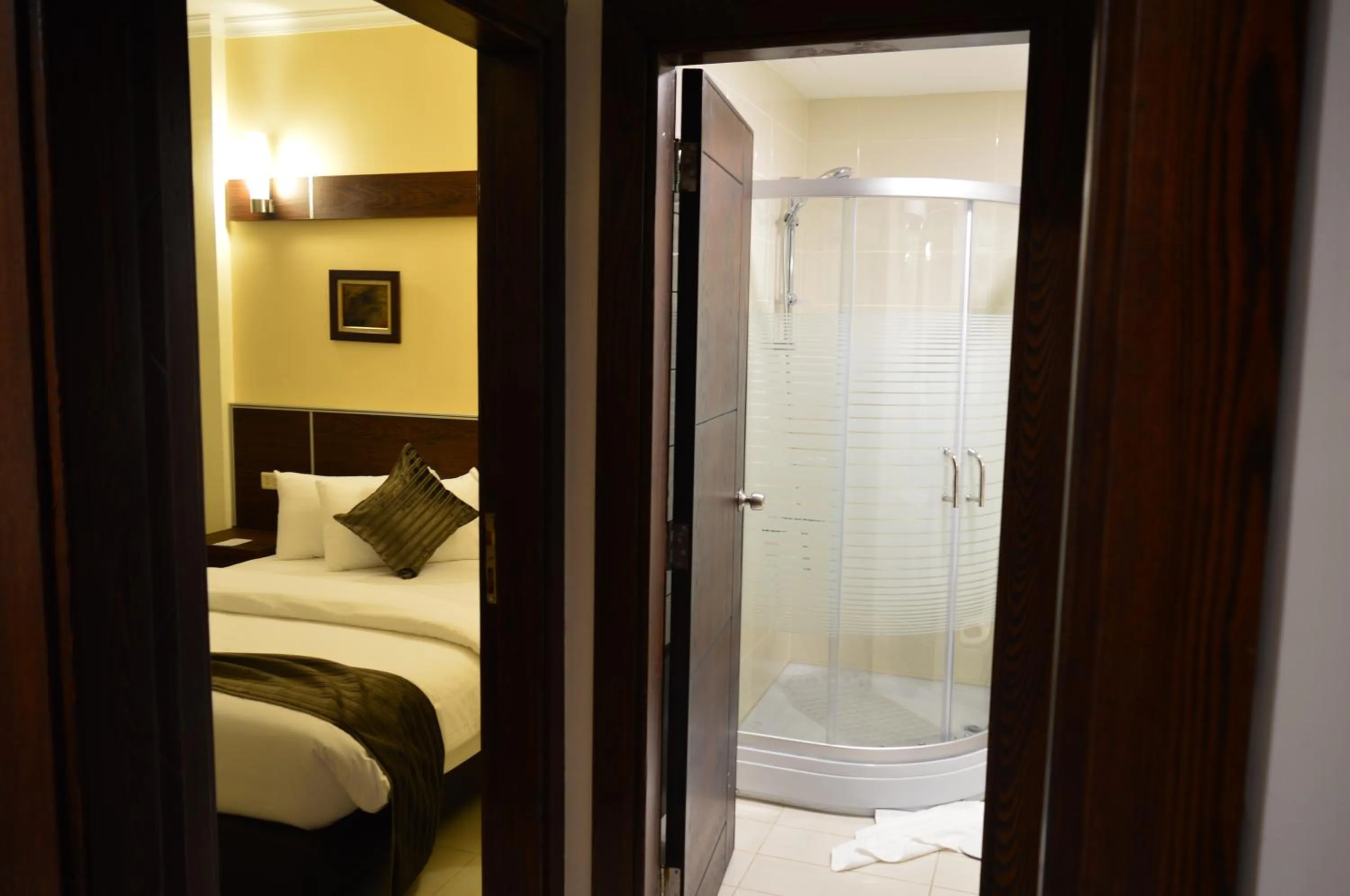 Bathroom, Bed in Ream Hotel Amman