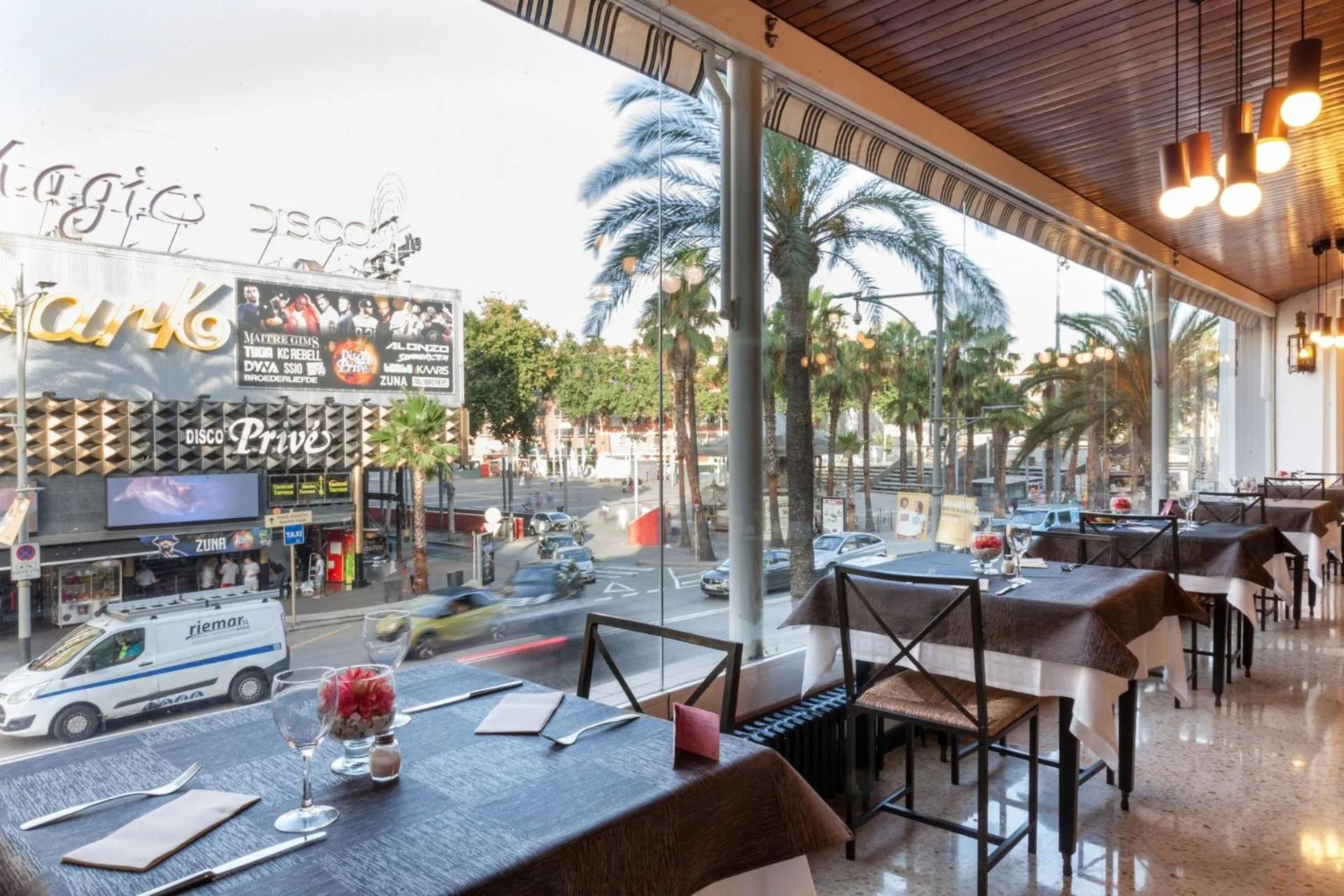 Restaurant/places to eat in Hotel Xaine Park