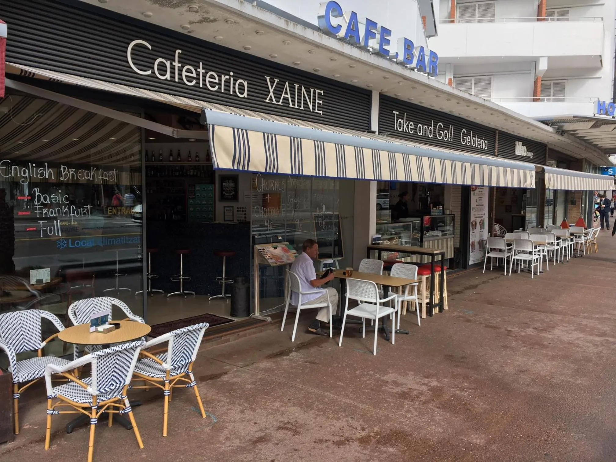 Restaurant/places to eat in Hotel Xaine Park