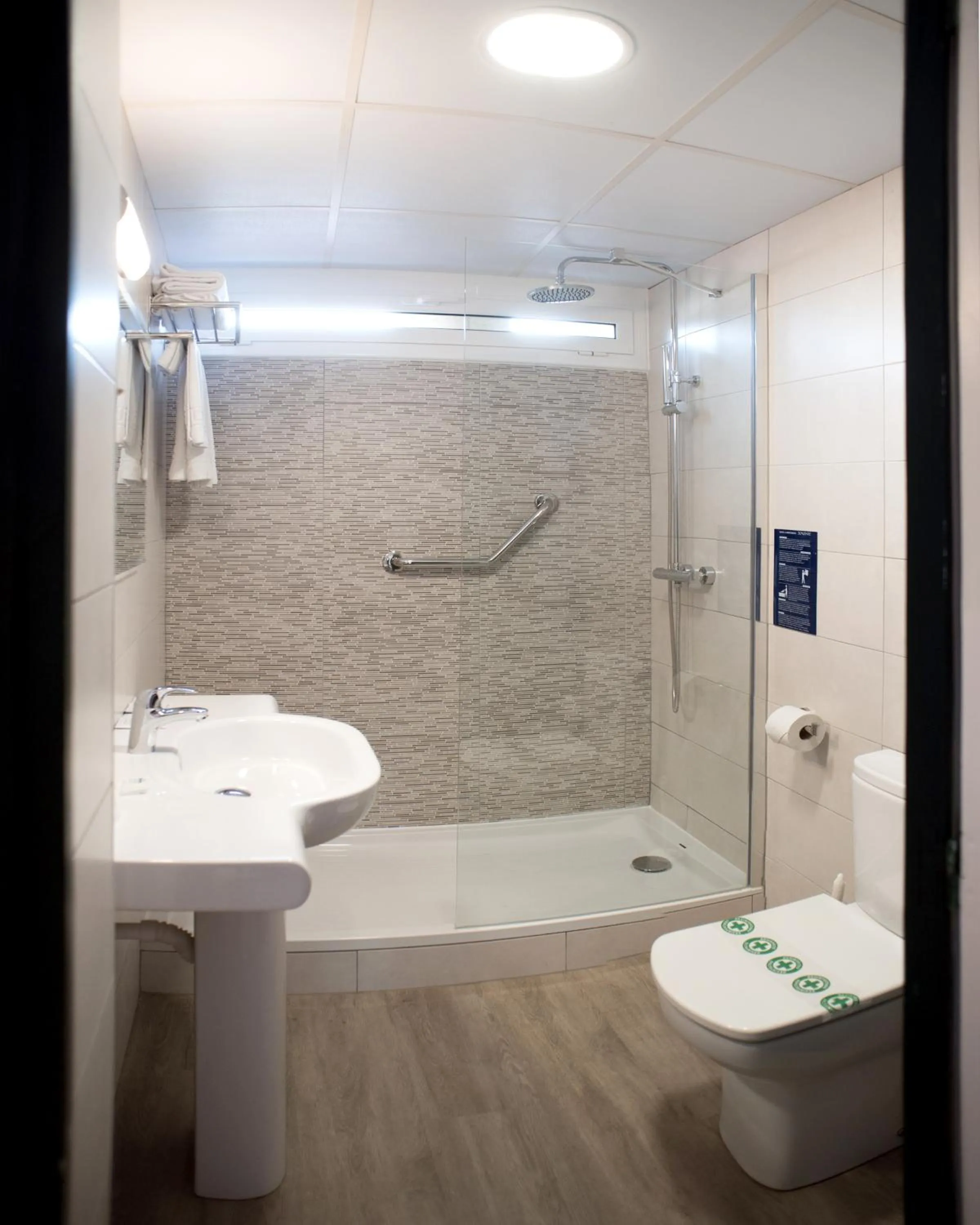 Shower in Hotel Xaine Park