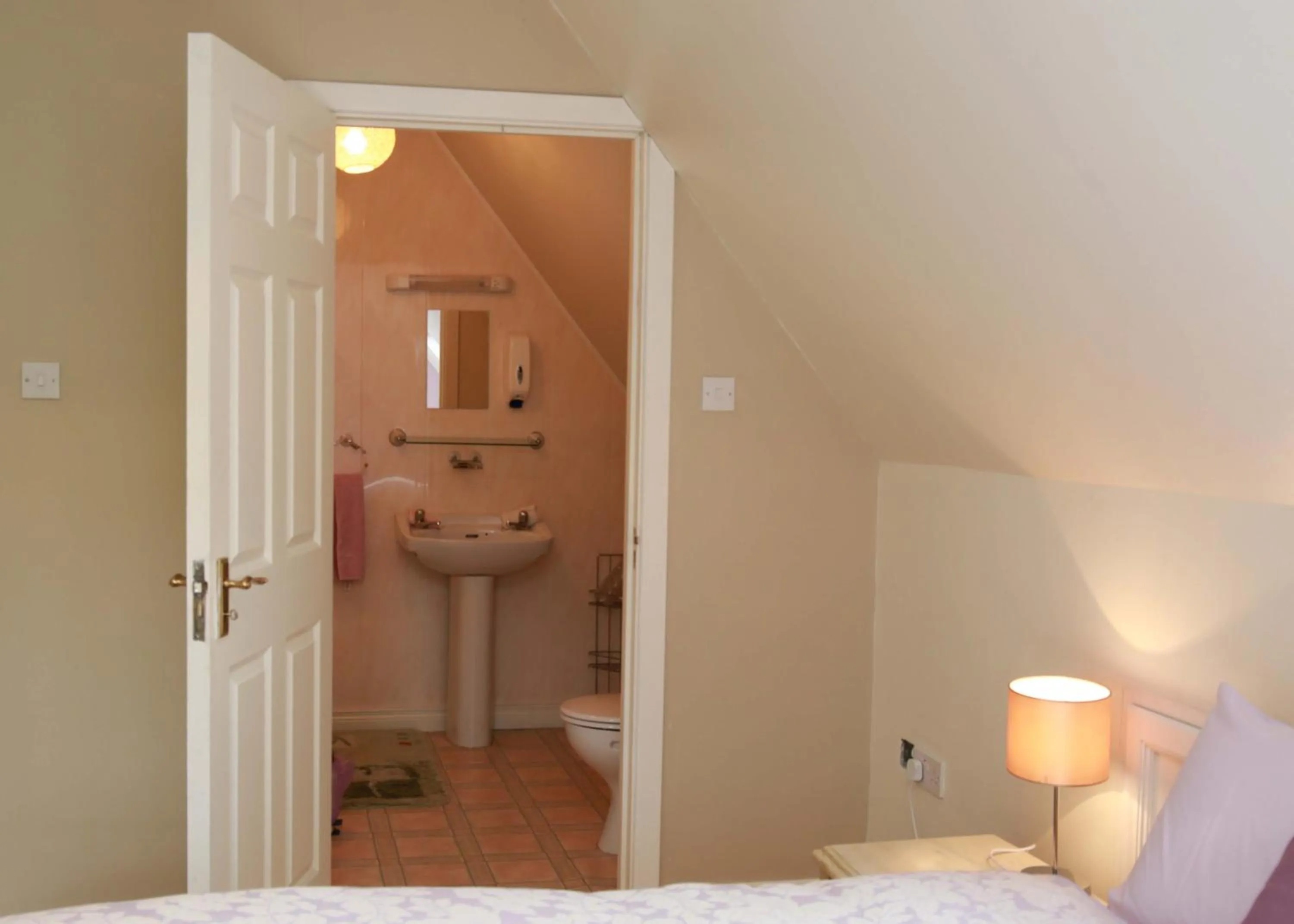 Photo of the whole room, Bed in Grangeview House B&B