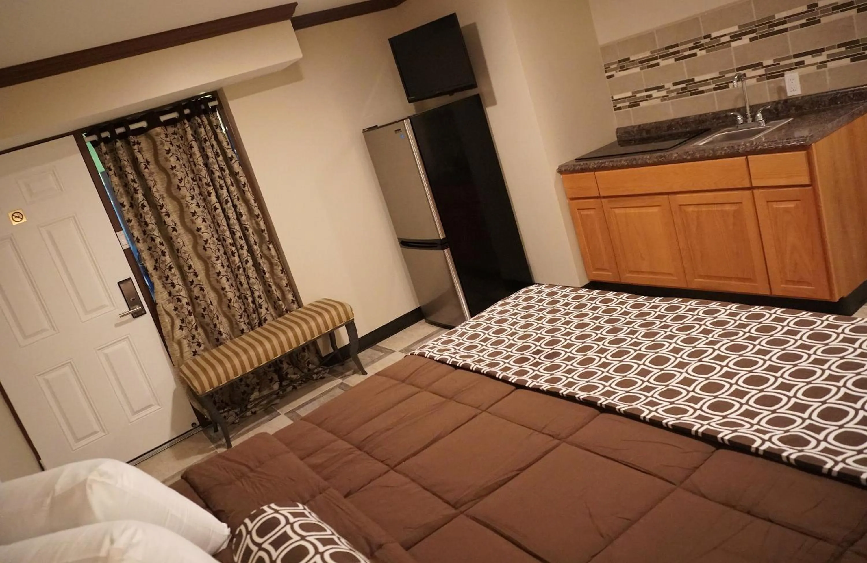 Kitchen or kitchenette, Bed in Beachside Resort