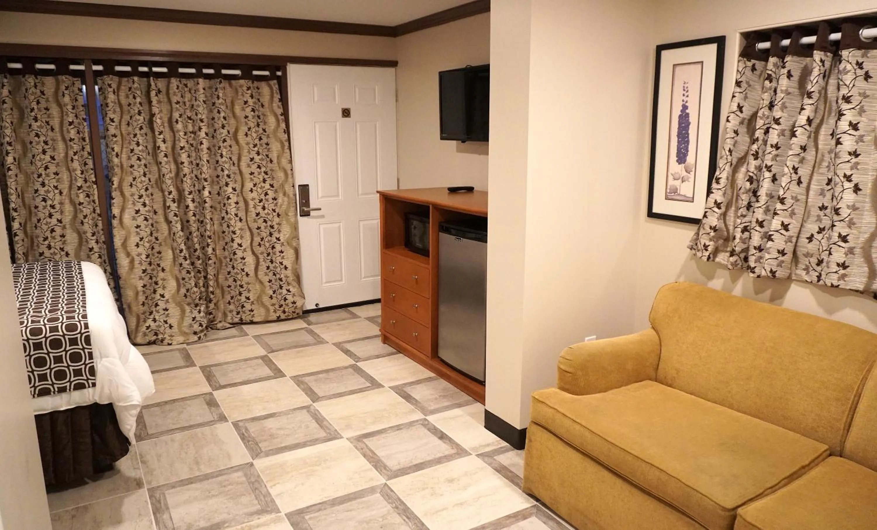 Photo of the whole room in Beachside Resort