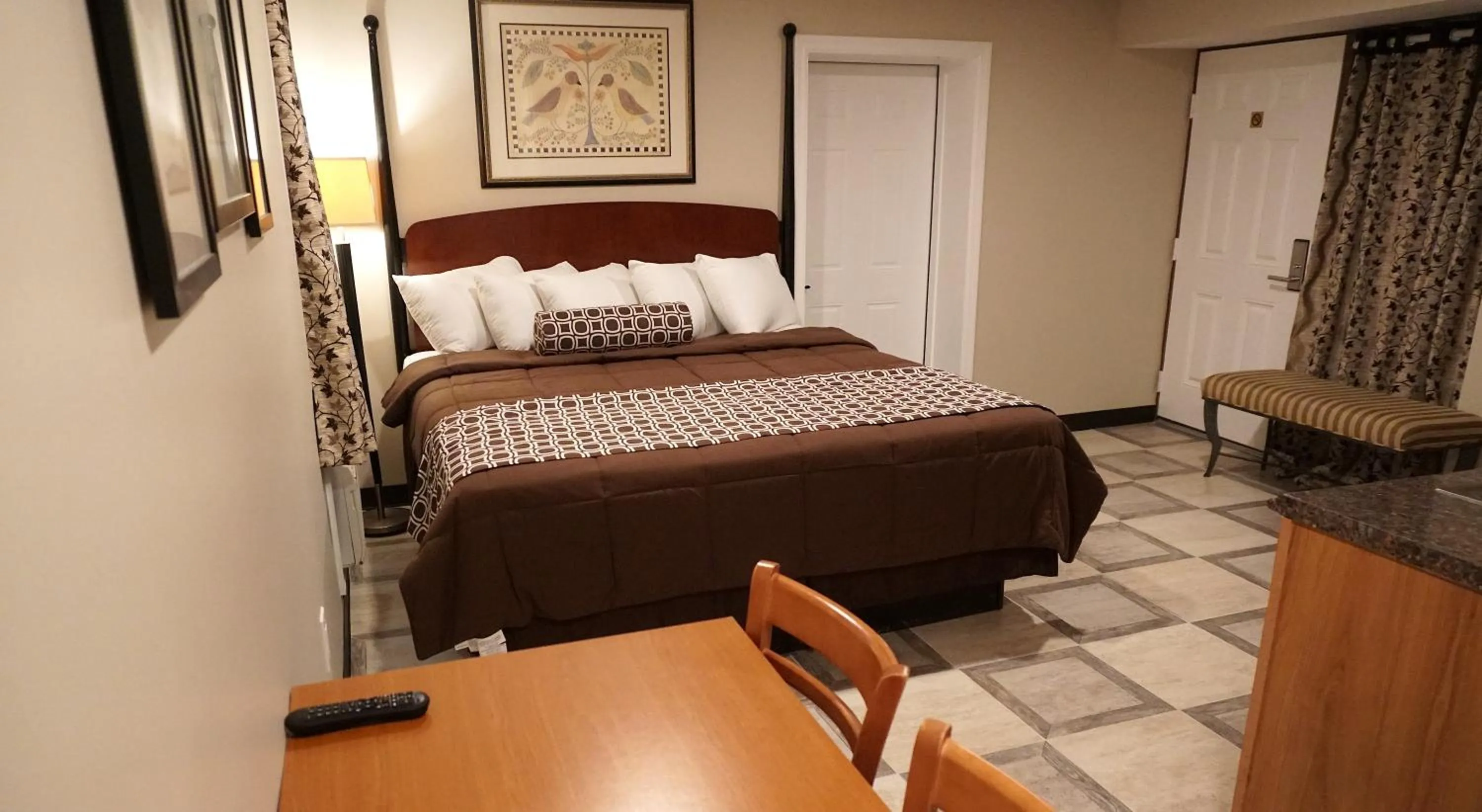 Bedroom, Bed in Beachside Resort