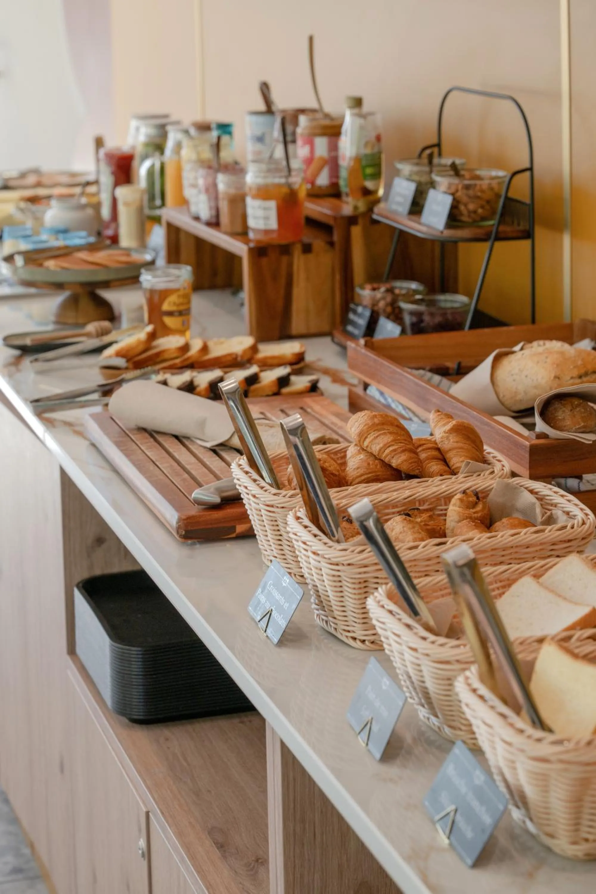 Buffet breakfast in All Suites Hôtel - Paris Pleyel - L'Île Saint Denis