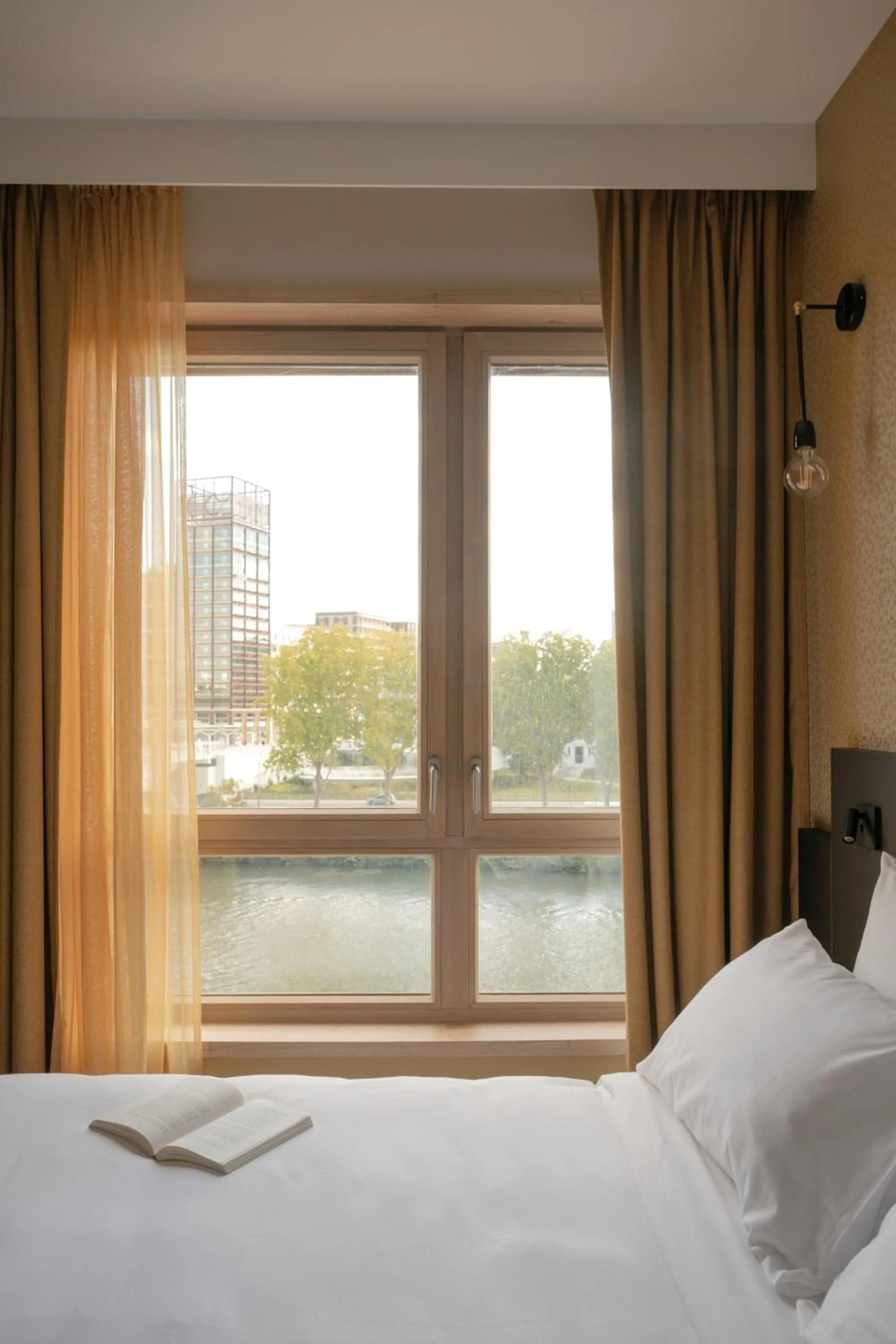 River view, Bed in All Suites Hôtel - Paris Pleyel - L'Île Saint Denis