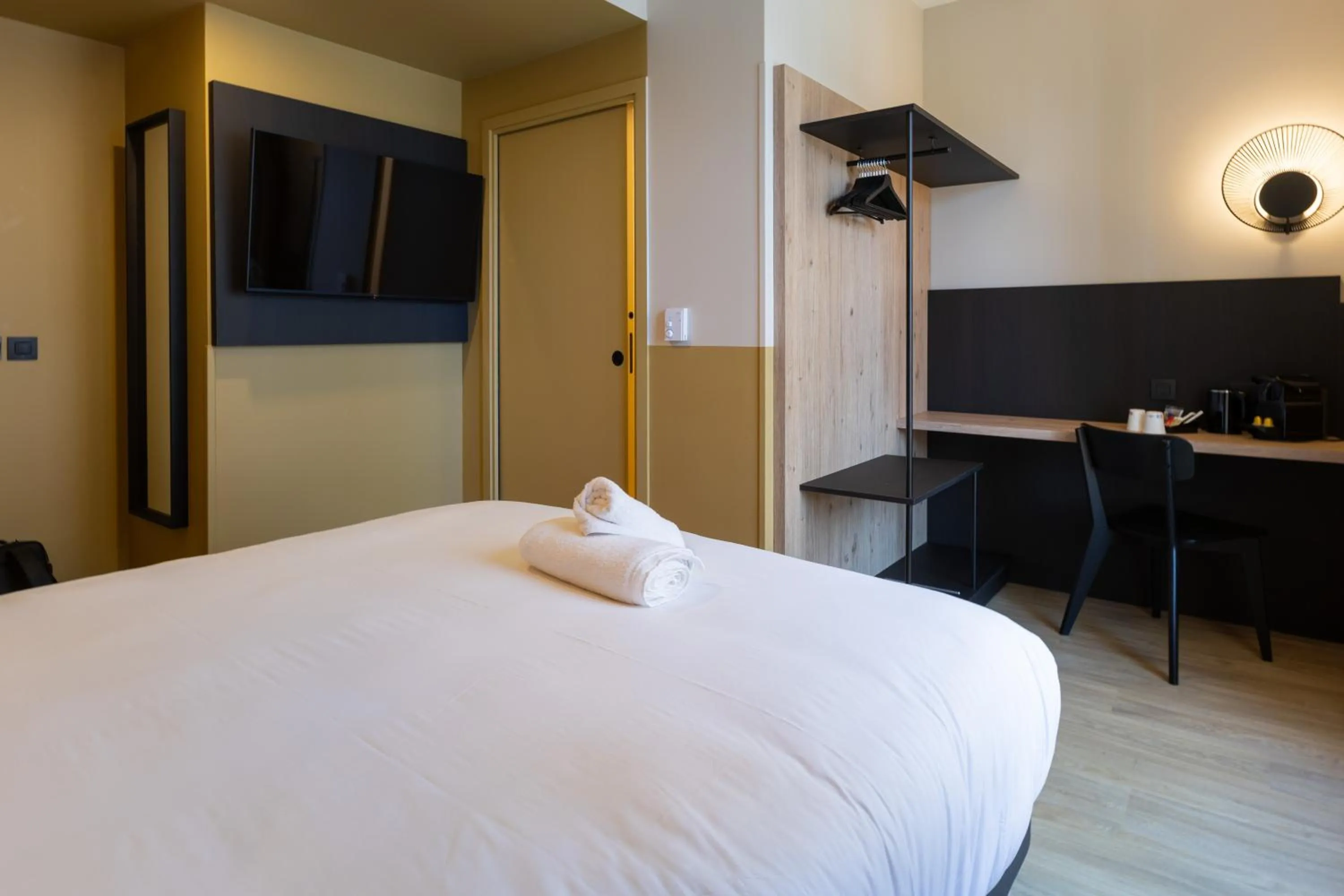 Bed in All Suites Hôtel - Paris Pleyel - L'Île Saint Denis