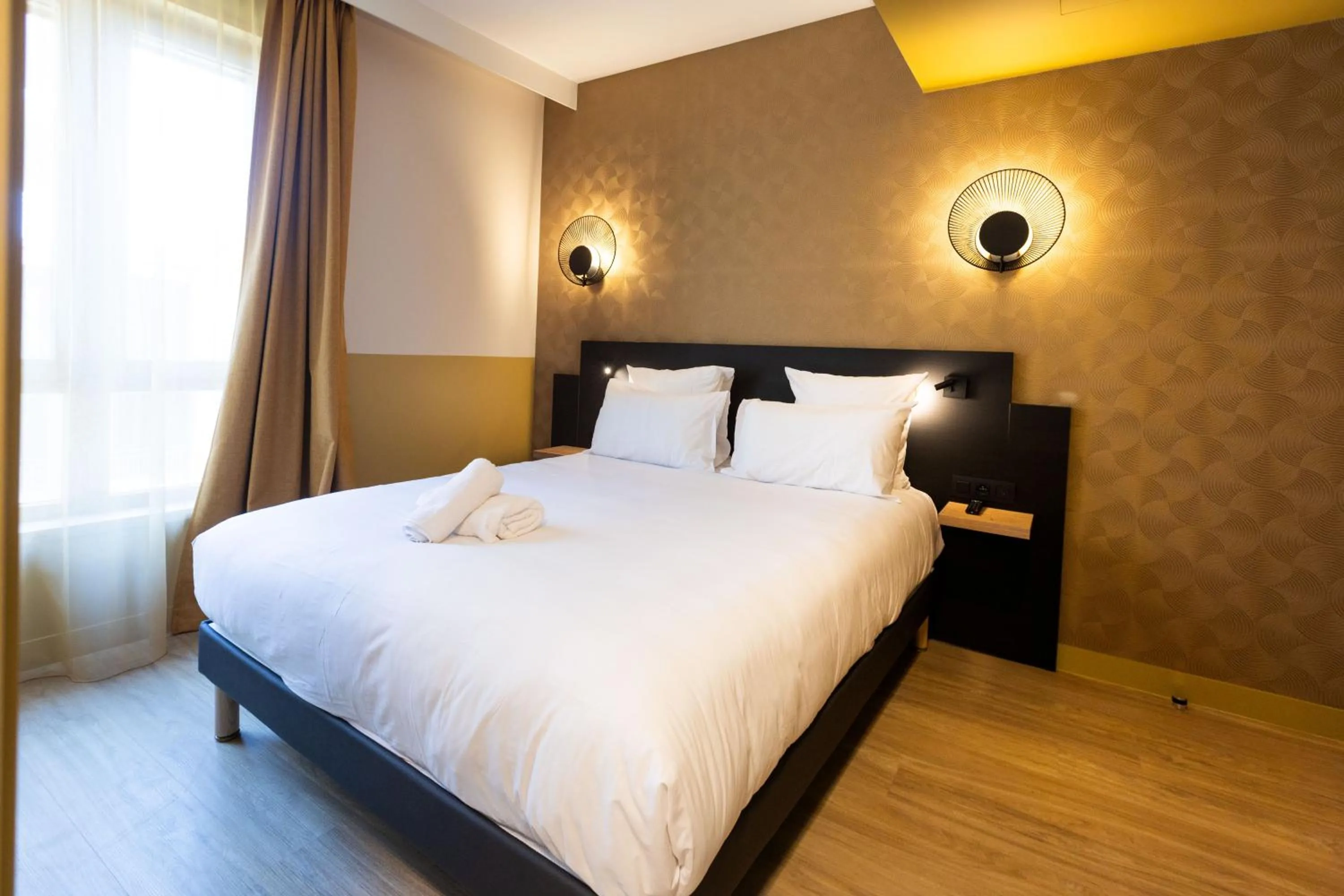 Bed in All Suites Hôtel - Paris Pleyel - L'Île Saint Denis