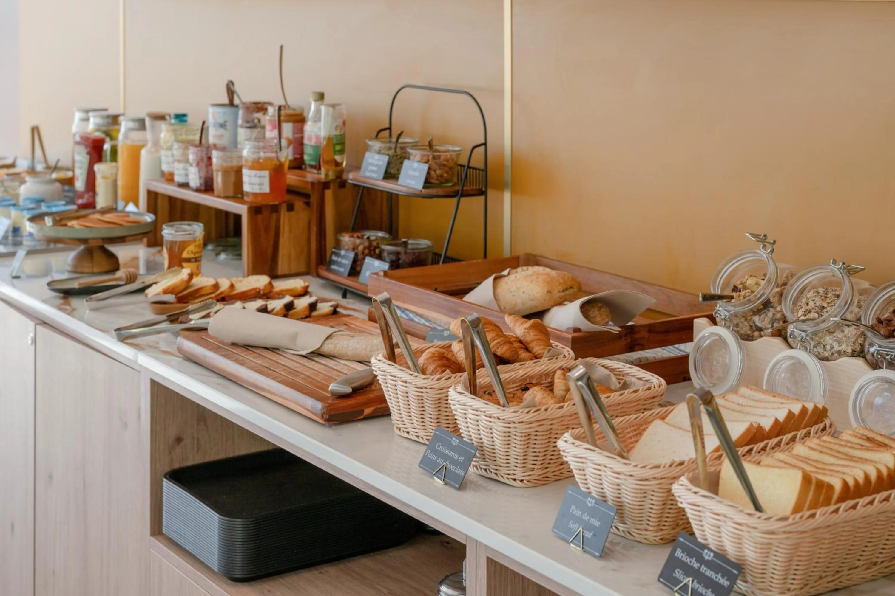 Buffet breakfast in All Suites Hôtel - Paris Pleyel - L'Île Saint Denis