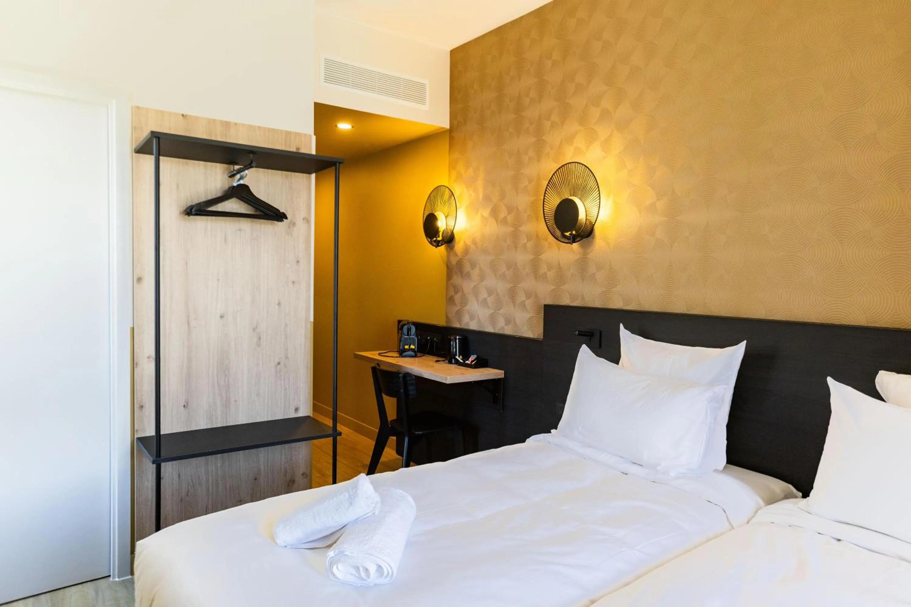 Bed in All Suites Hôtel - Paris Pleyel - L'Île Saint Denis