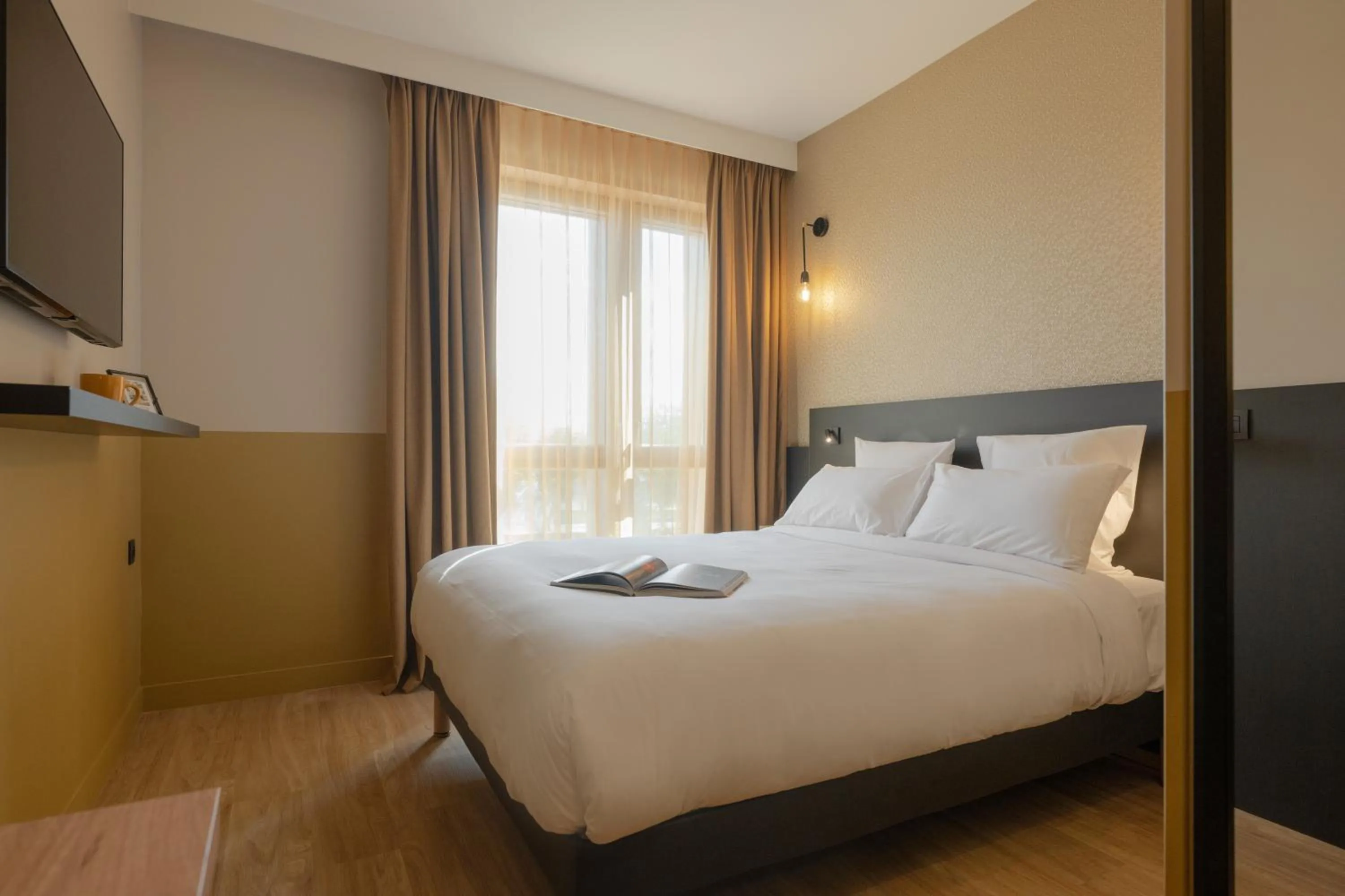 Bed in All Suites Hôtel - Paris Pleyel - L'Île Saint Denis