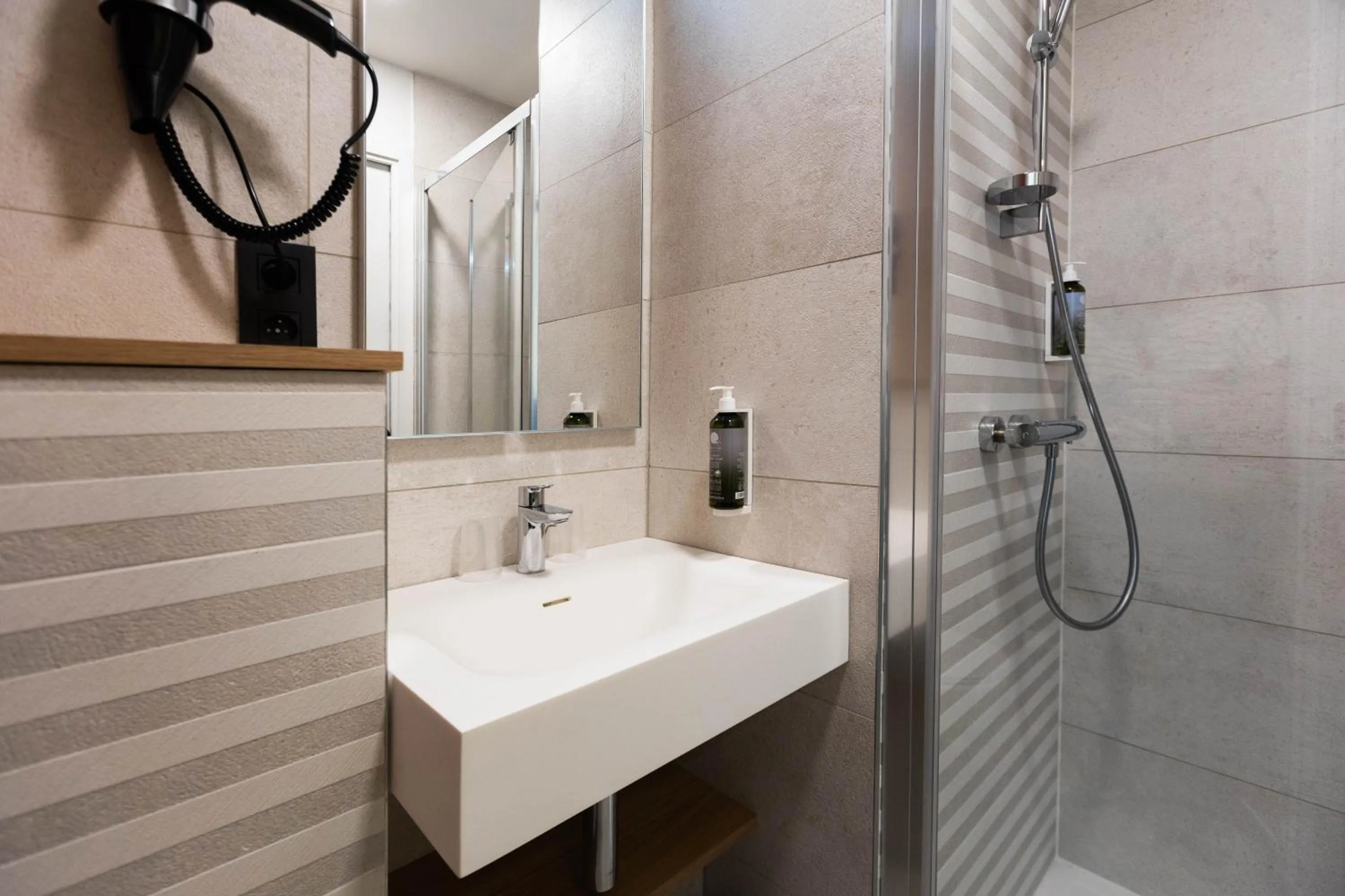 Shower in All Suites Hôtel - Paris Pleyel - L'Île Saint Denis