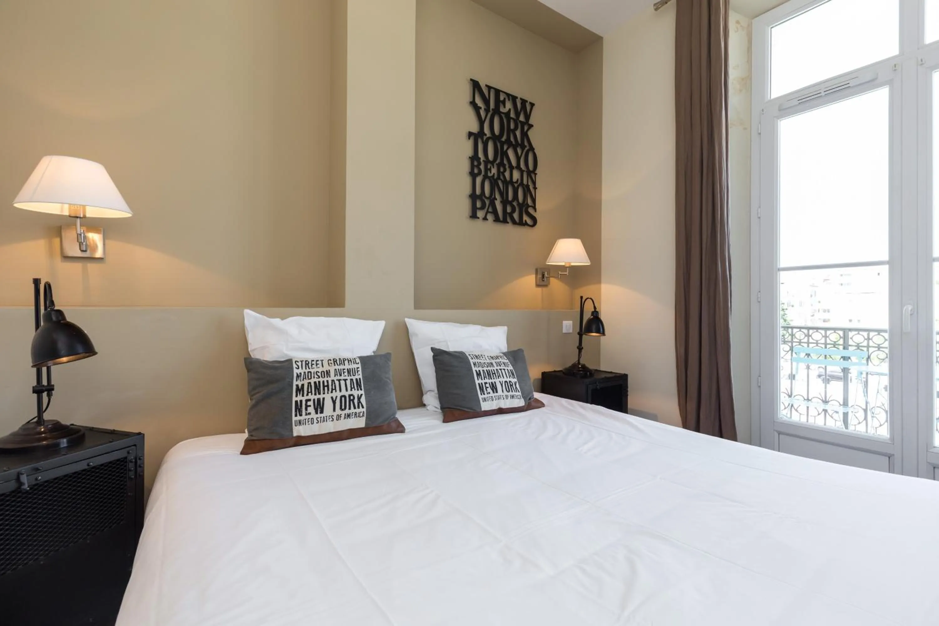 Bedroom, Bed in Florella Jean Jaures Apartment