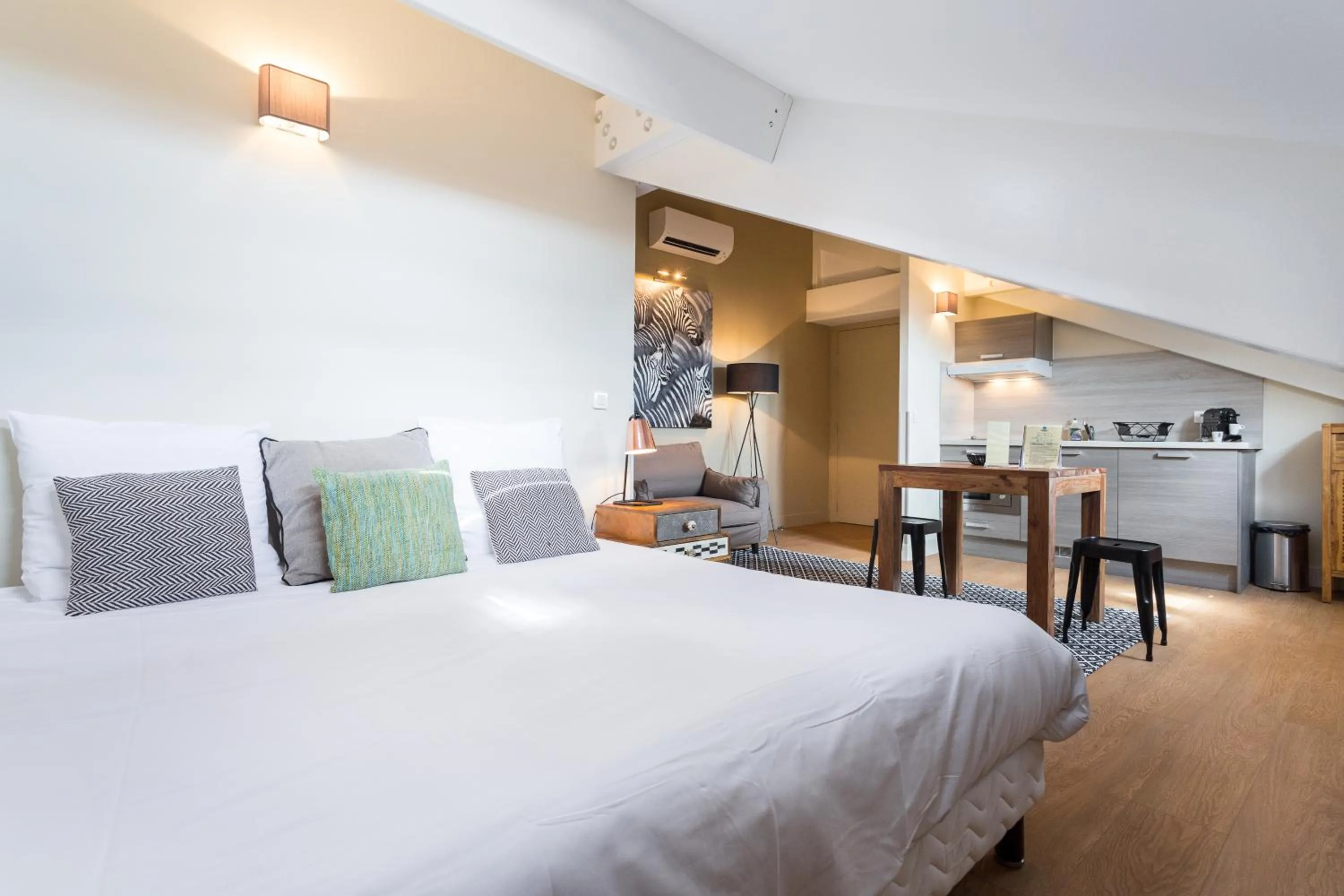 Bed in Florella Jean Jaures Apartment