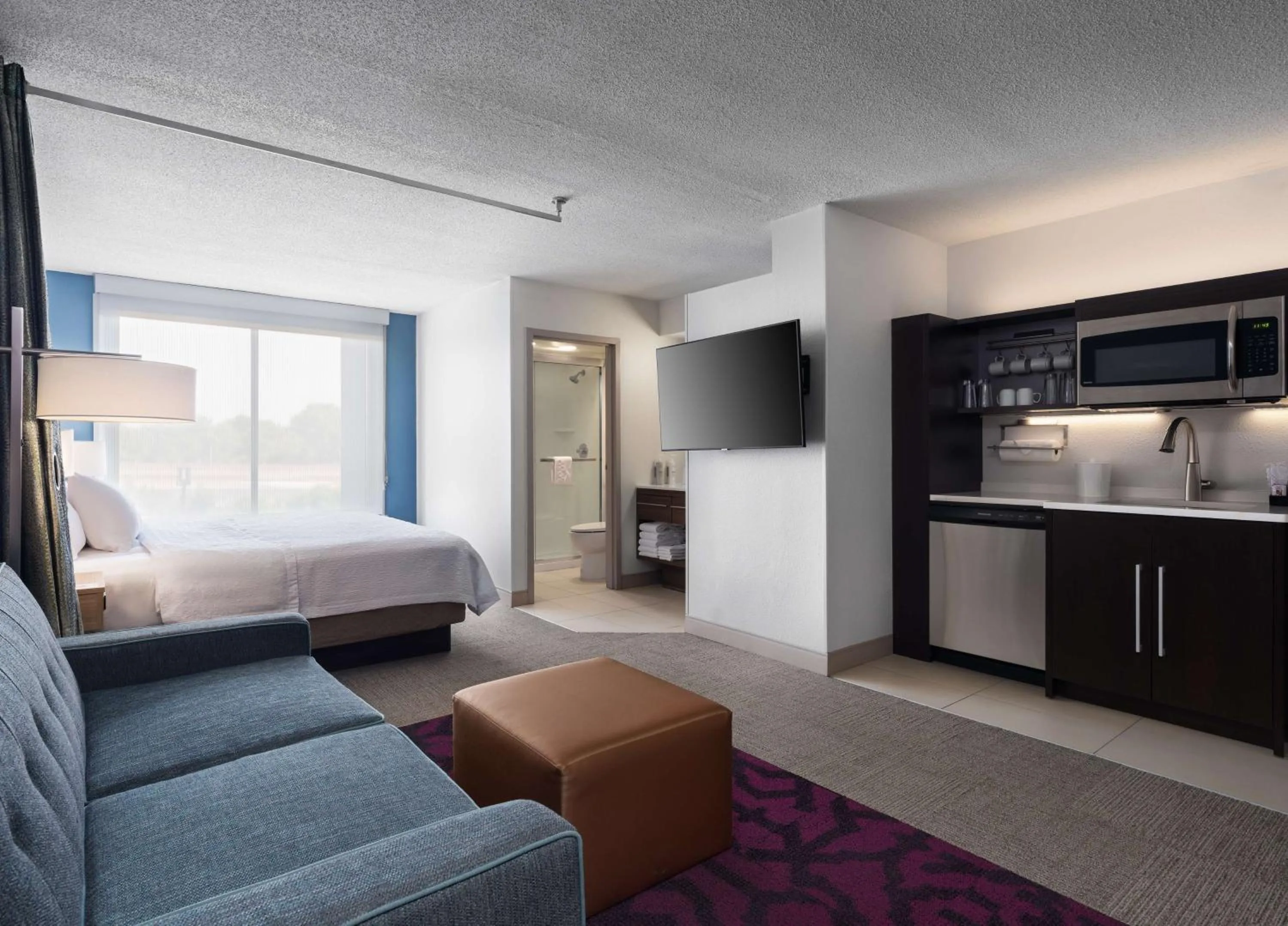 Living room, Bed in Home2 Suites by Hilton Indianapolis - Keystone Crossing