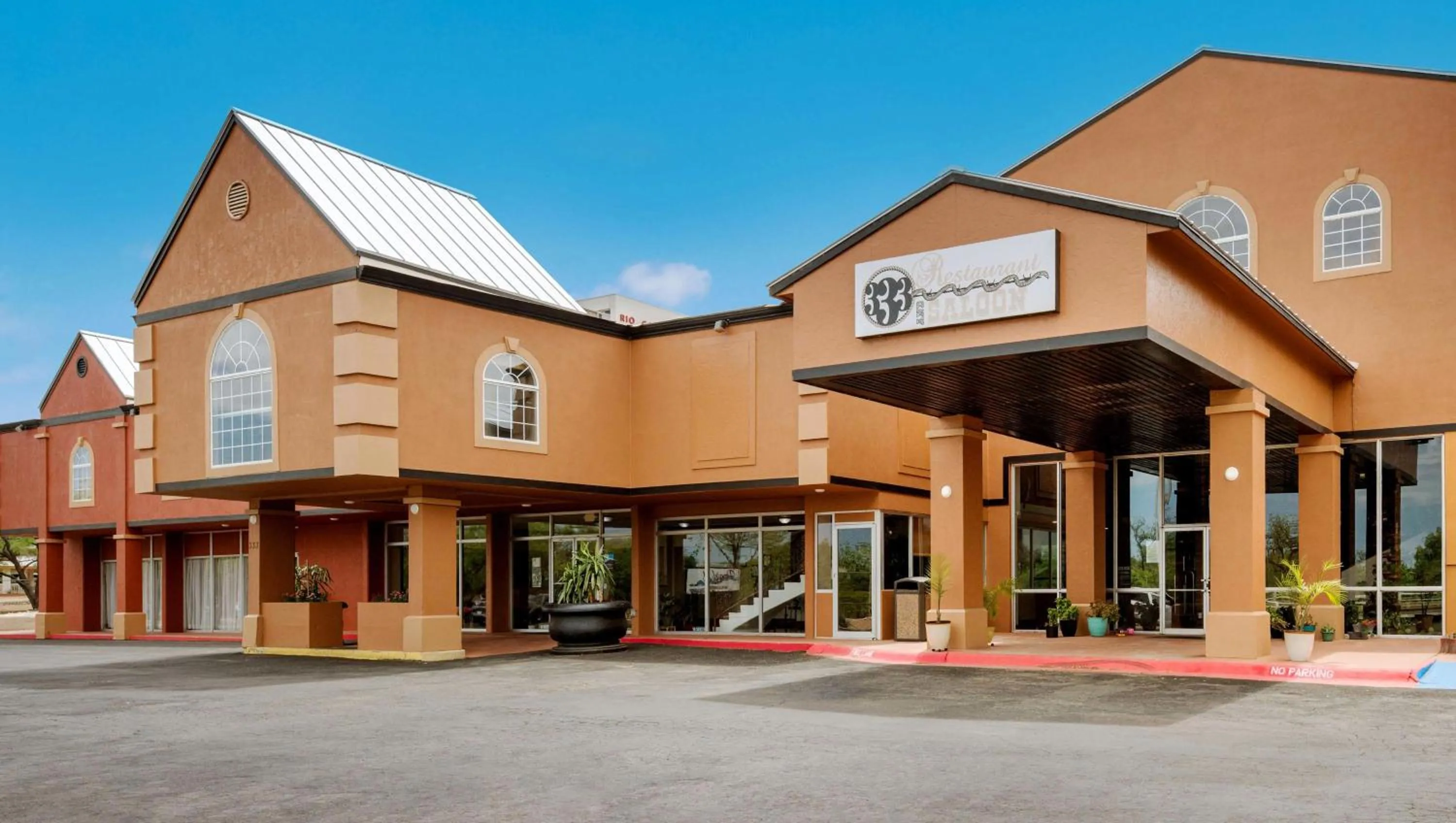 Facade/entrance in Pearl on the Concho