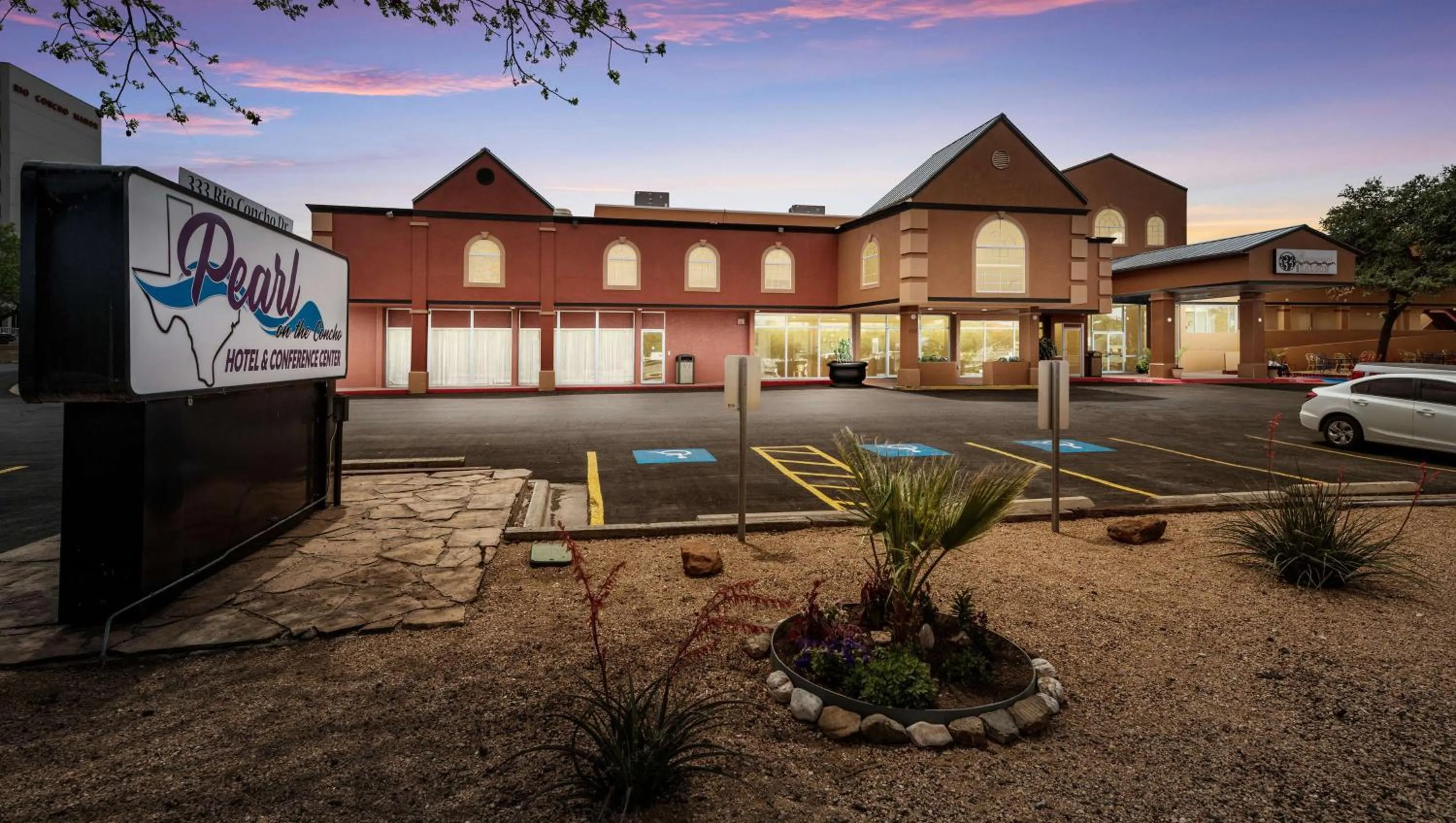 Facade/entrance in Pearl on the Concho