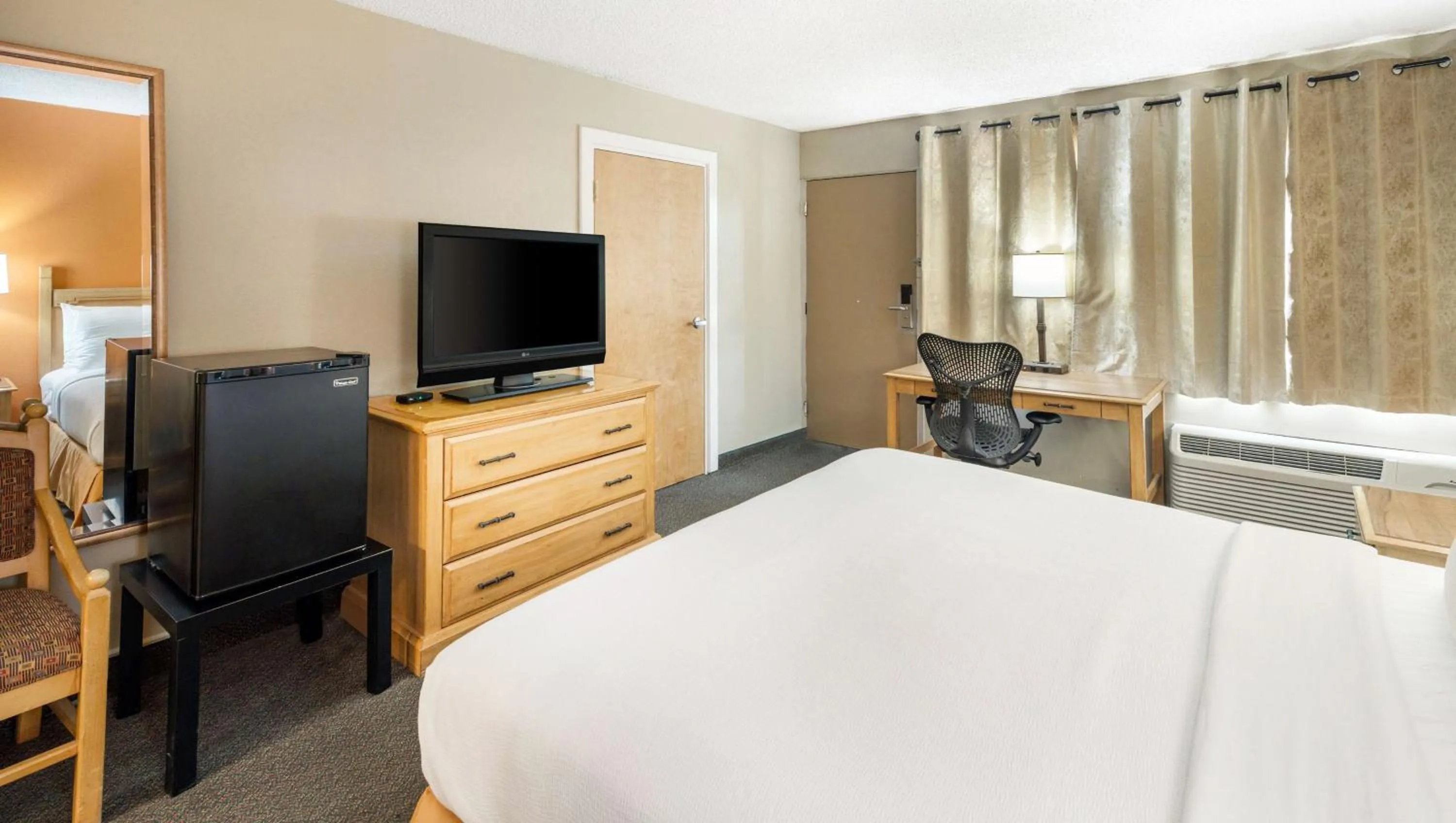 Bedroom, Bed in Pearl on the Concho