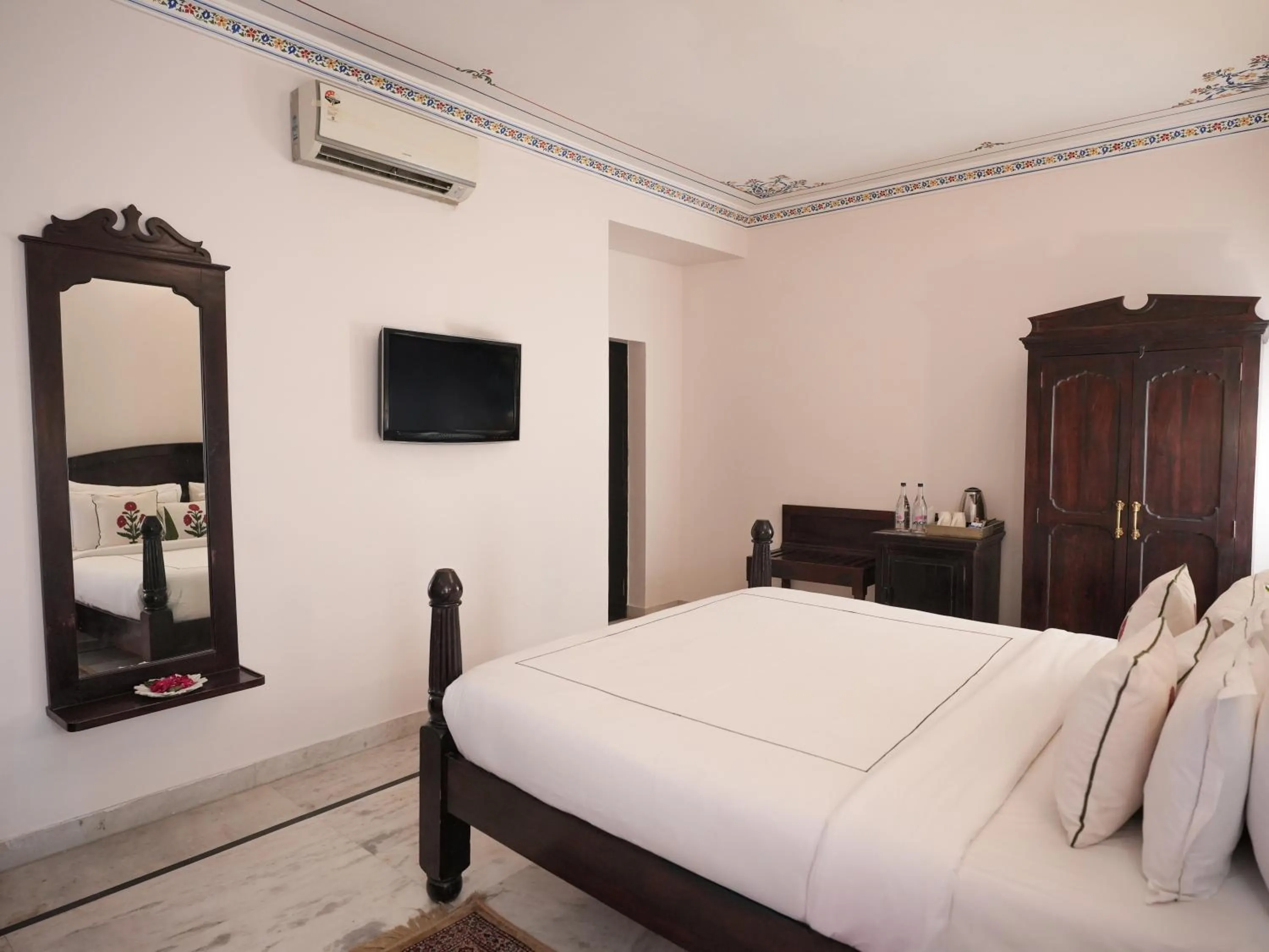 Bed in Kaner Bagh A Heritage Boutique Hotel