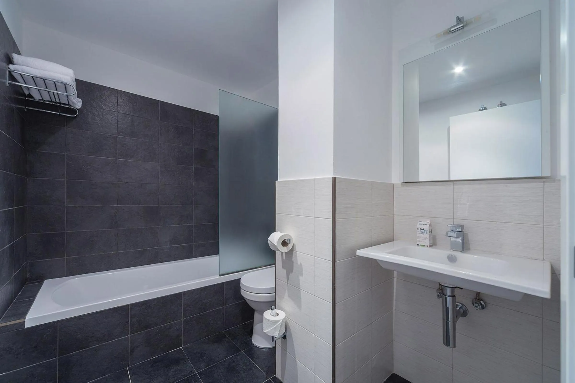 Bathroom in Aparthotel Caprice Skyline