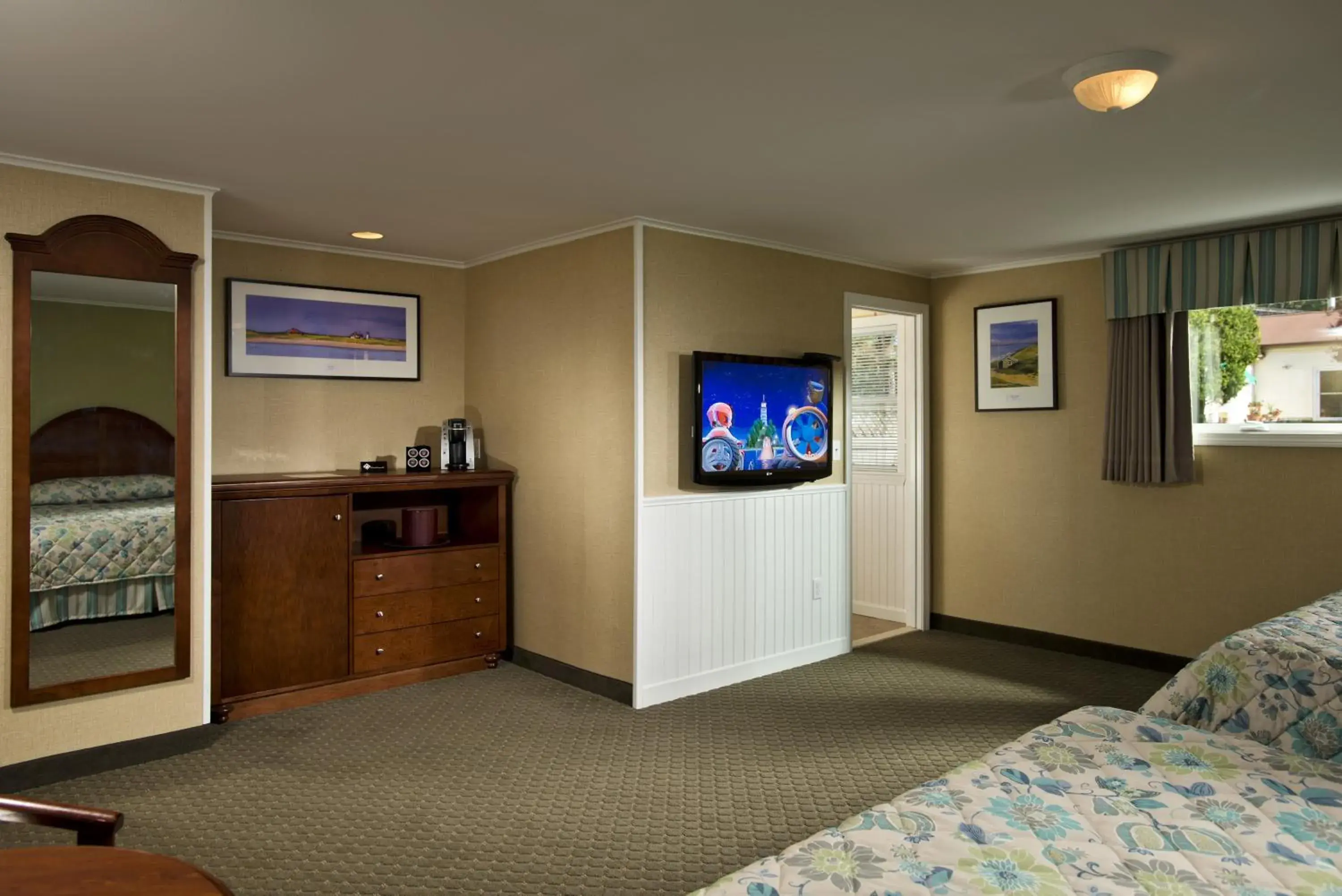 Family Room with Two Queen Beds in Wellfleet Motel & Lodge Family Room with Two Queen Beds in Wellfleet Motel & Lodge