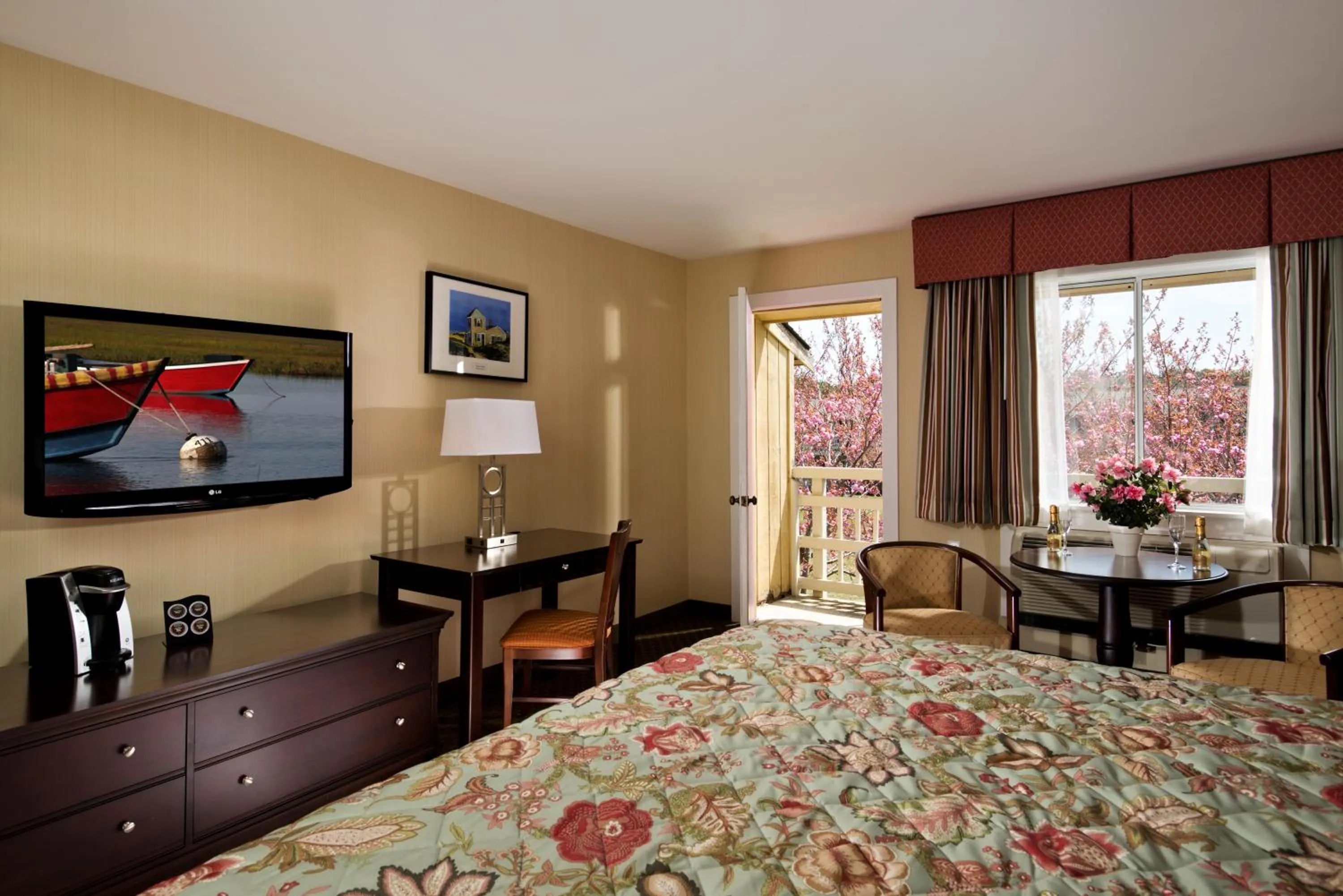 Photo of the whole room, Bed in Wellfleet Motel & Lodge