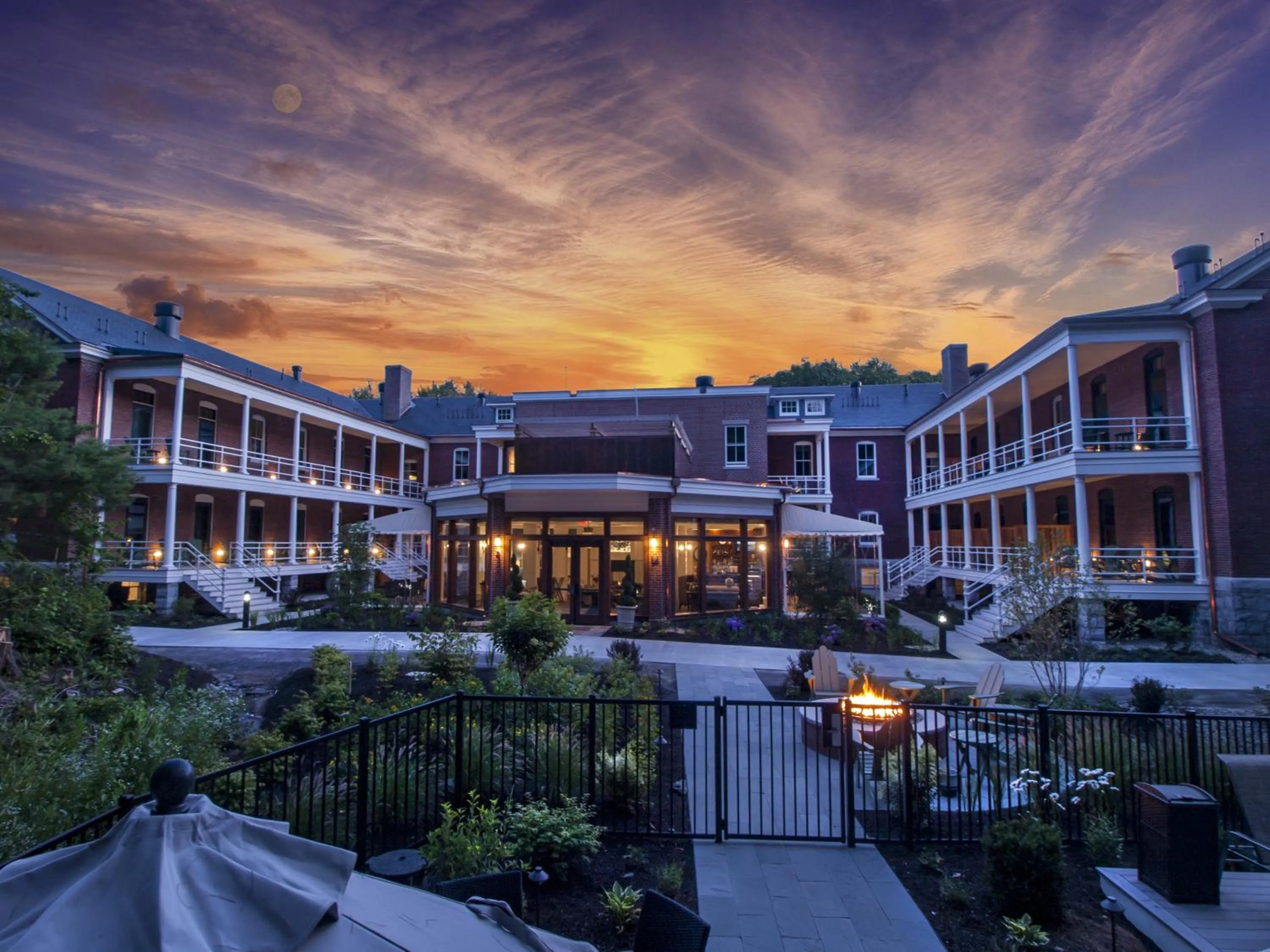 Facade/entrance in Inn at Diamond Cove