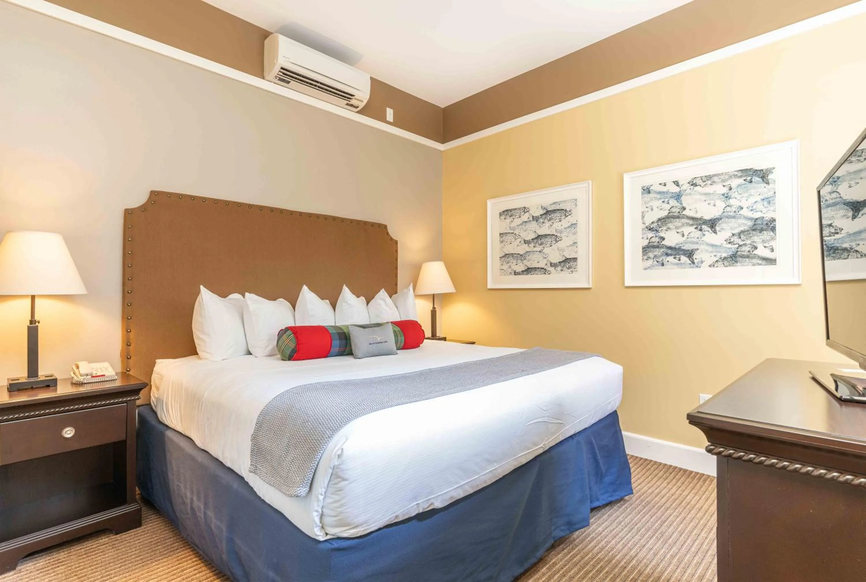 Bed in Inn at Diamond Cove