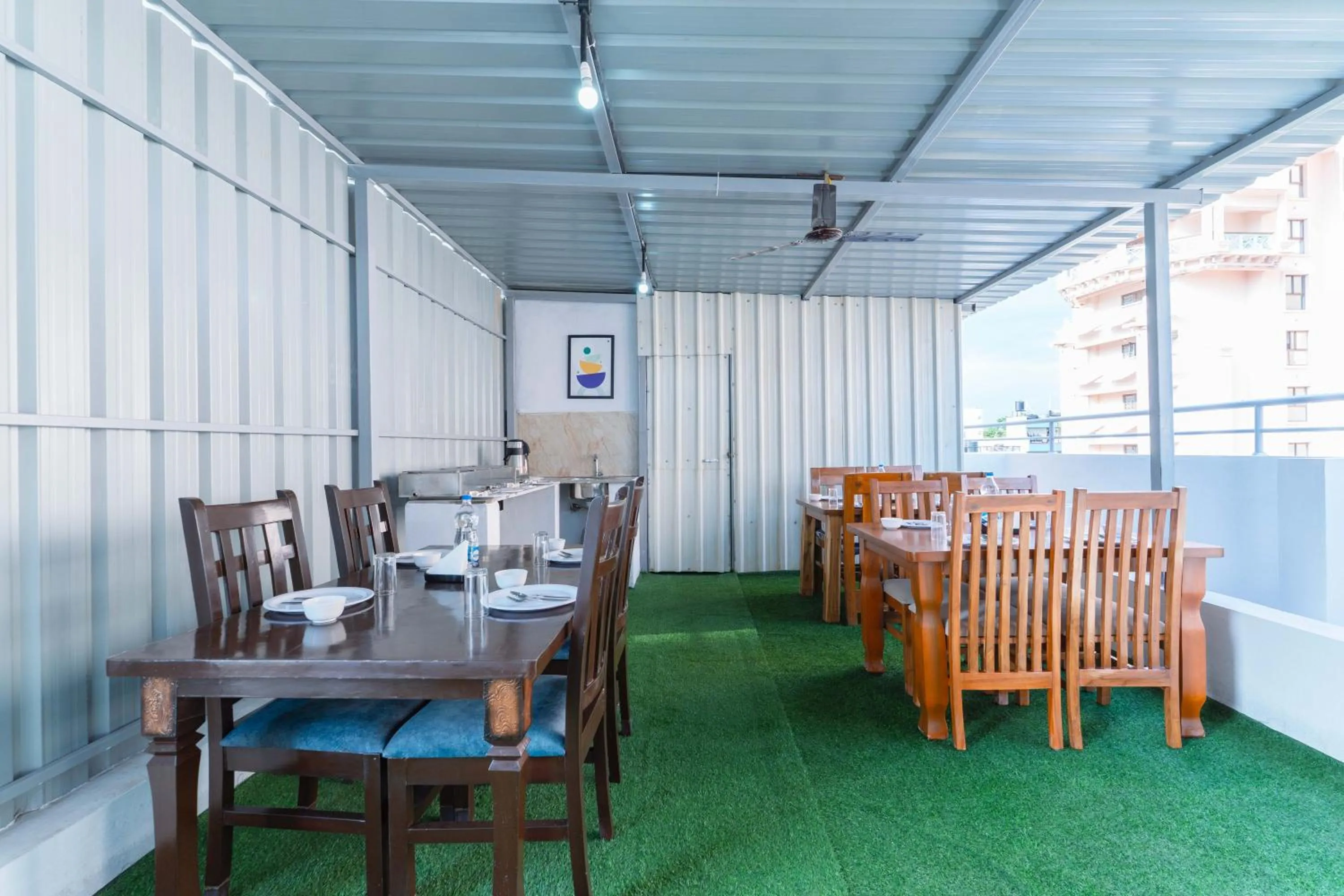Restaurant/places to eat in Treebo Emirates Suites Indiranagar