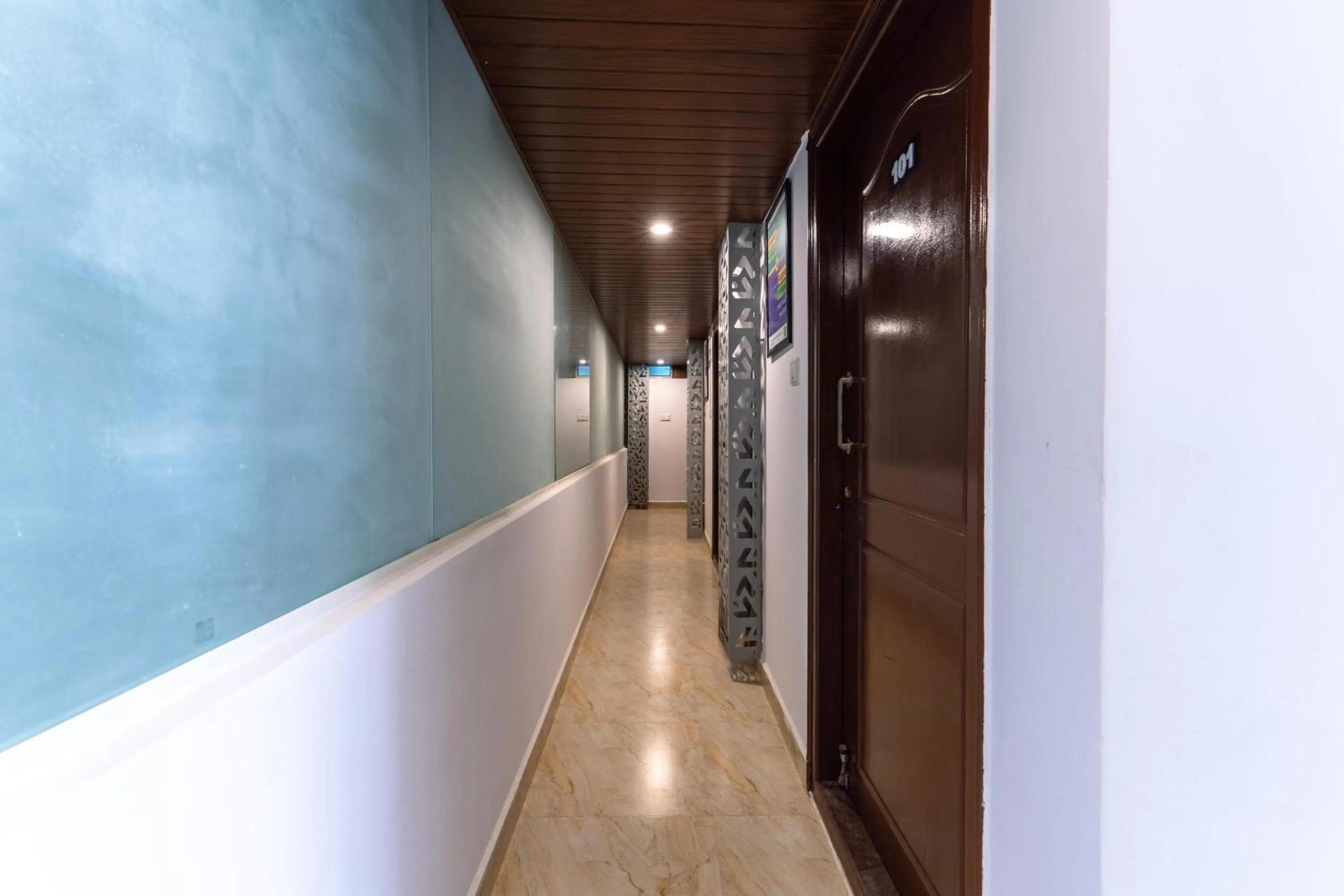 Lobby or reception in Treebo Emirates Suites Indiranagar
