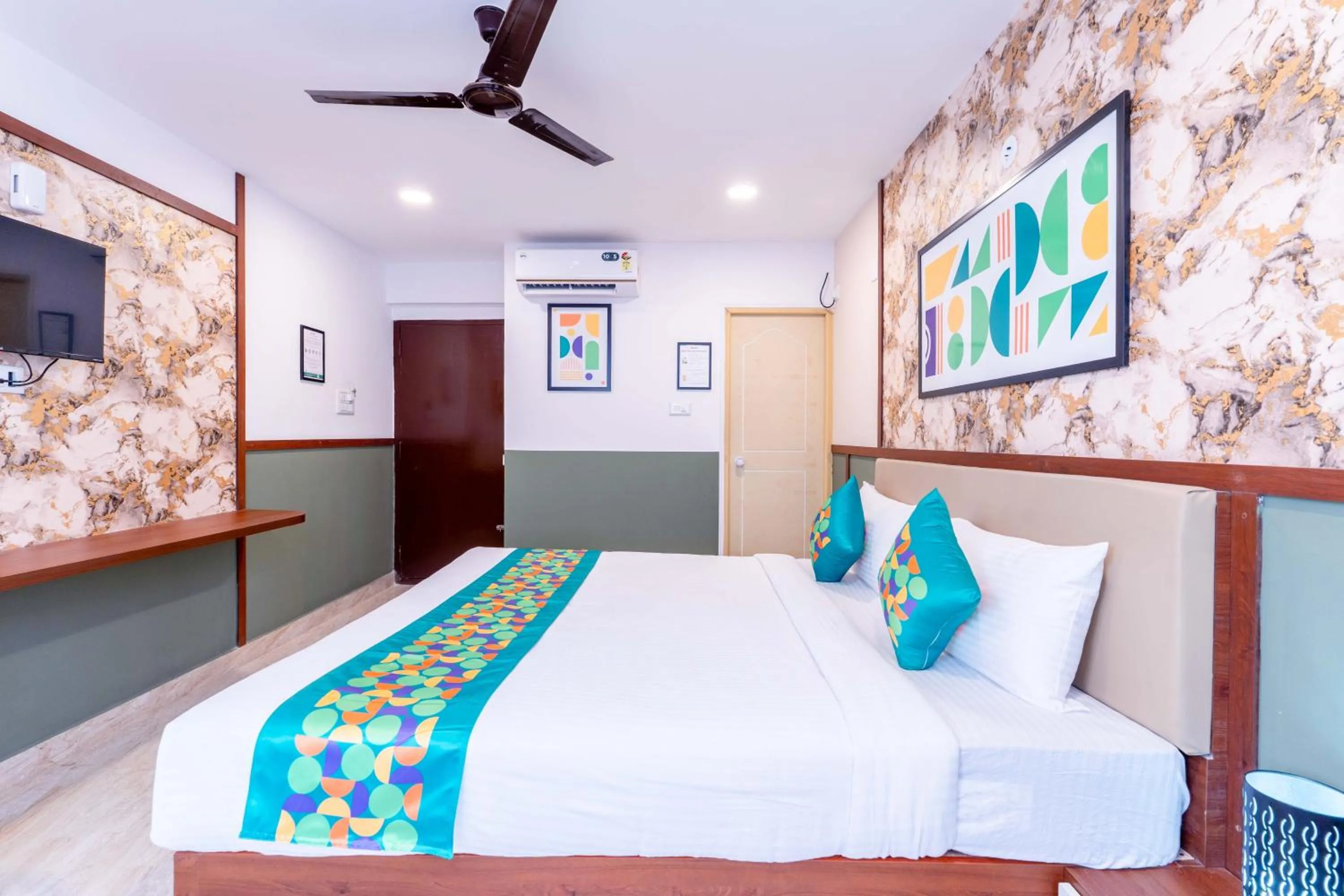 Bedroom, Bed in Treebo Emirates Suites Indiranagar