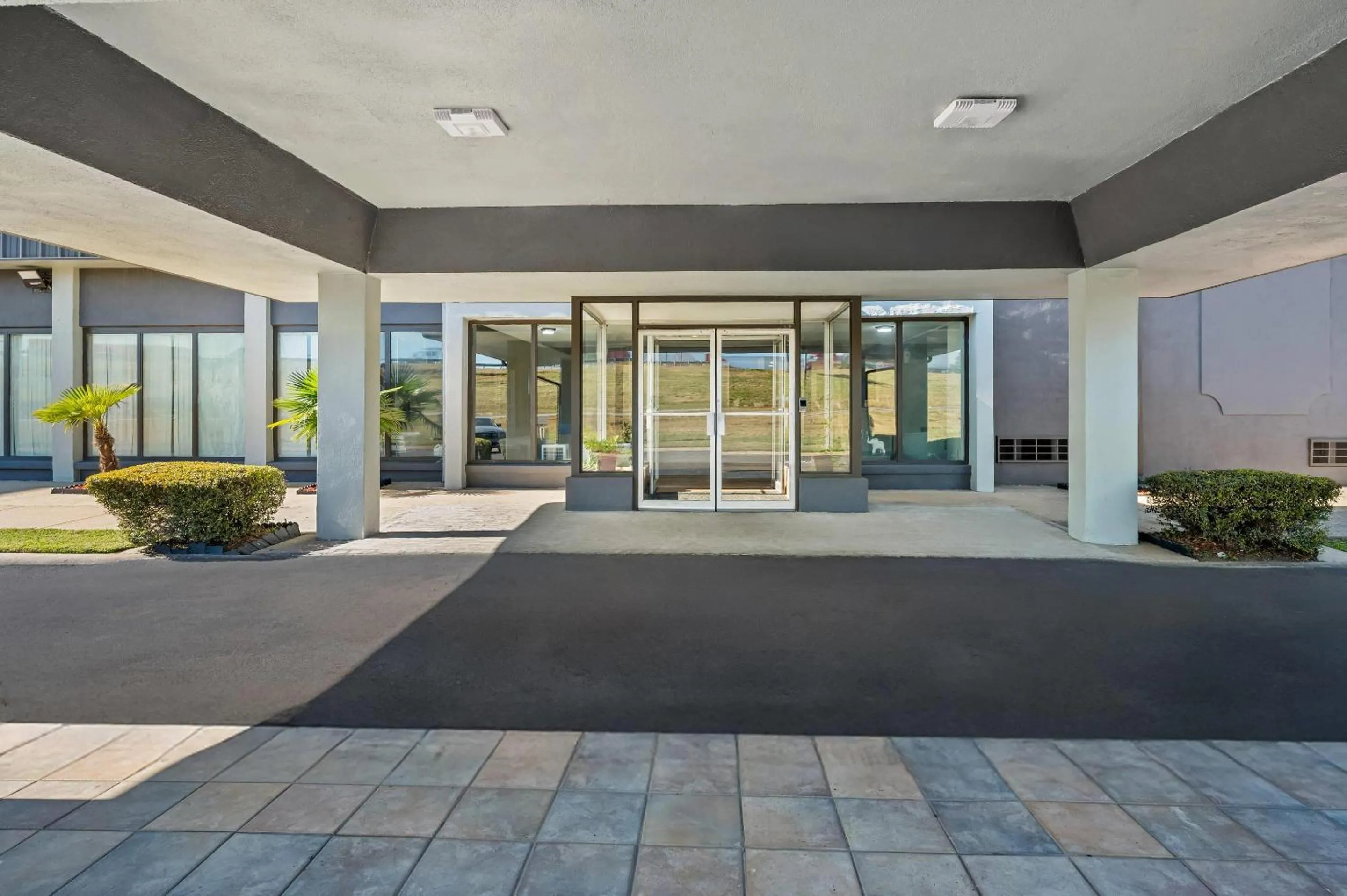 Property building in Quality Inn Little Rock on I-30 Near Littlerock airport