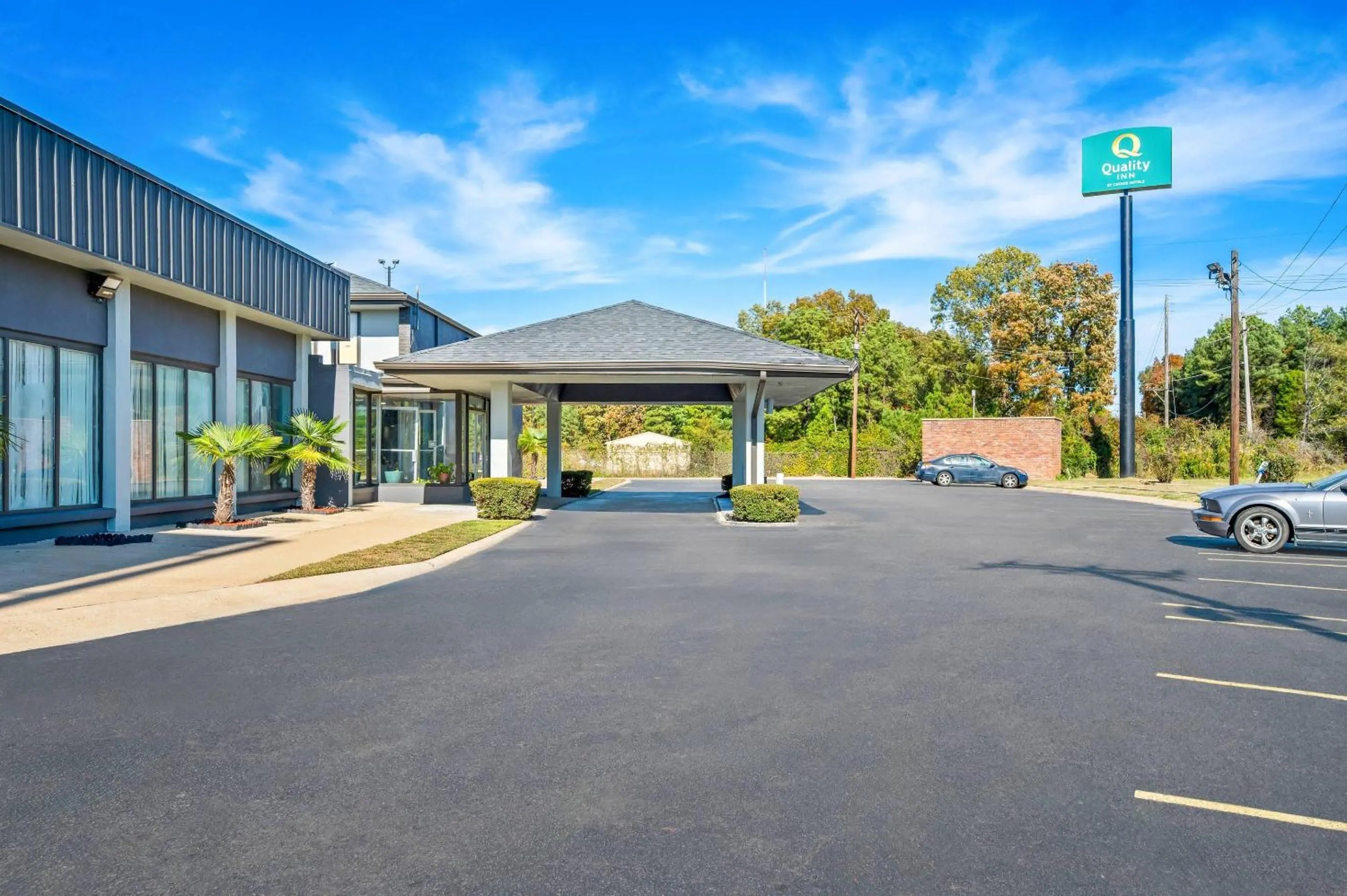 Property building in Quality Inn Little Rock on I-30 Near Littlerock airport