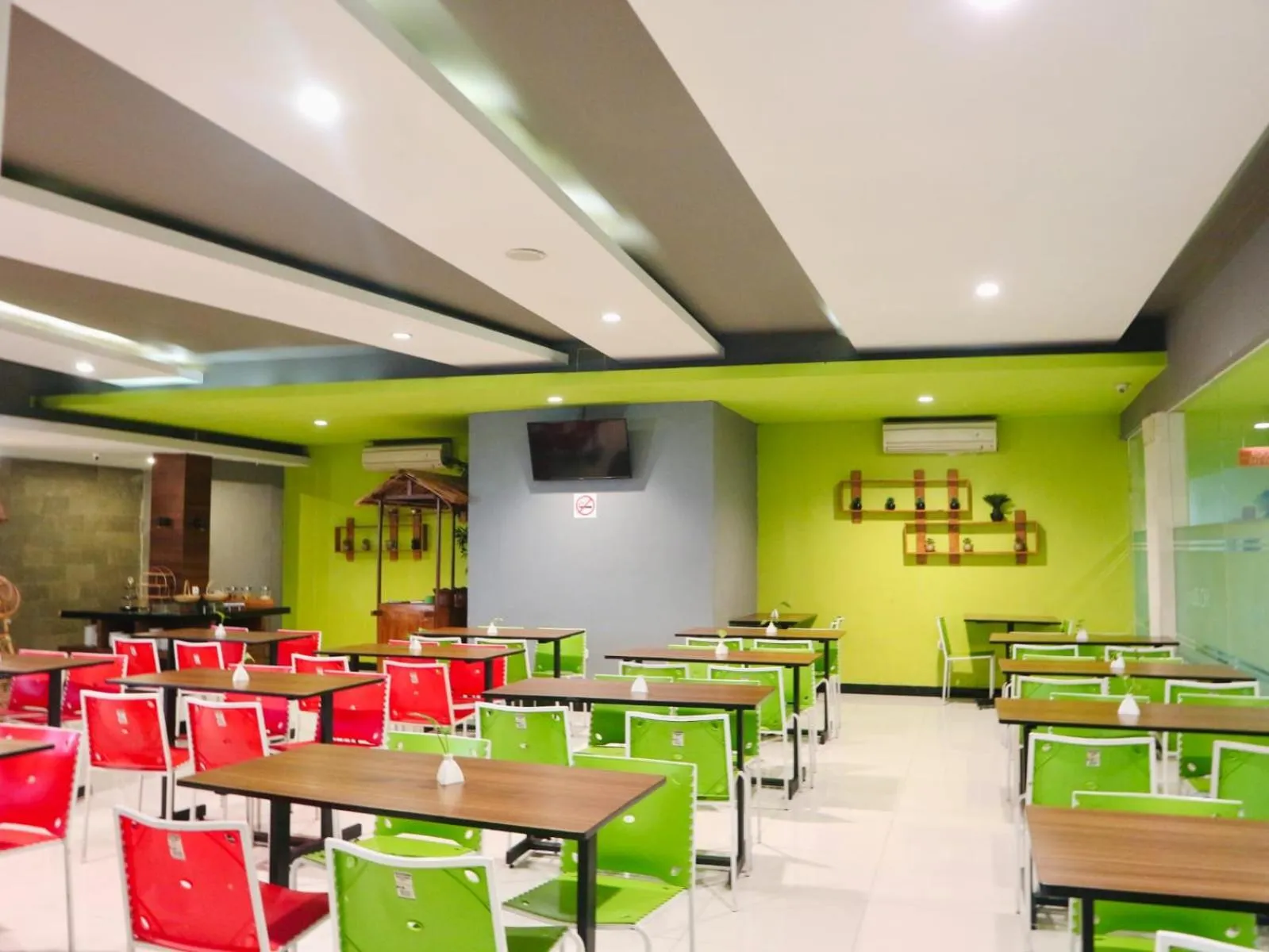 Restaurant/places to eat in Hotel Candi Indah Akpol Semarang