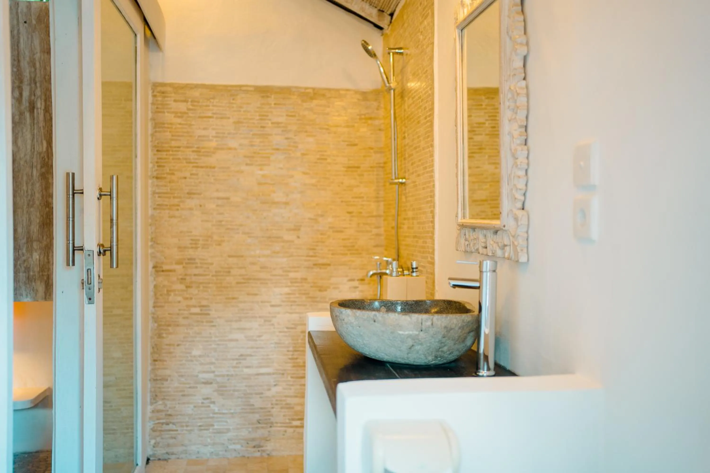 Shower in Les Villas Ottalia Yoga & Diving, Gili Meno