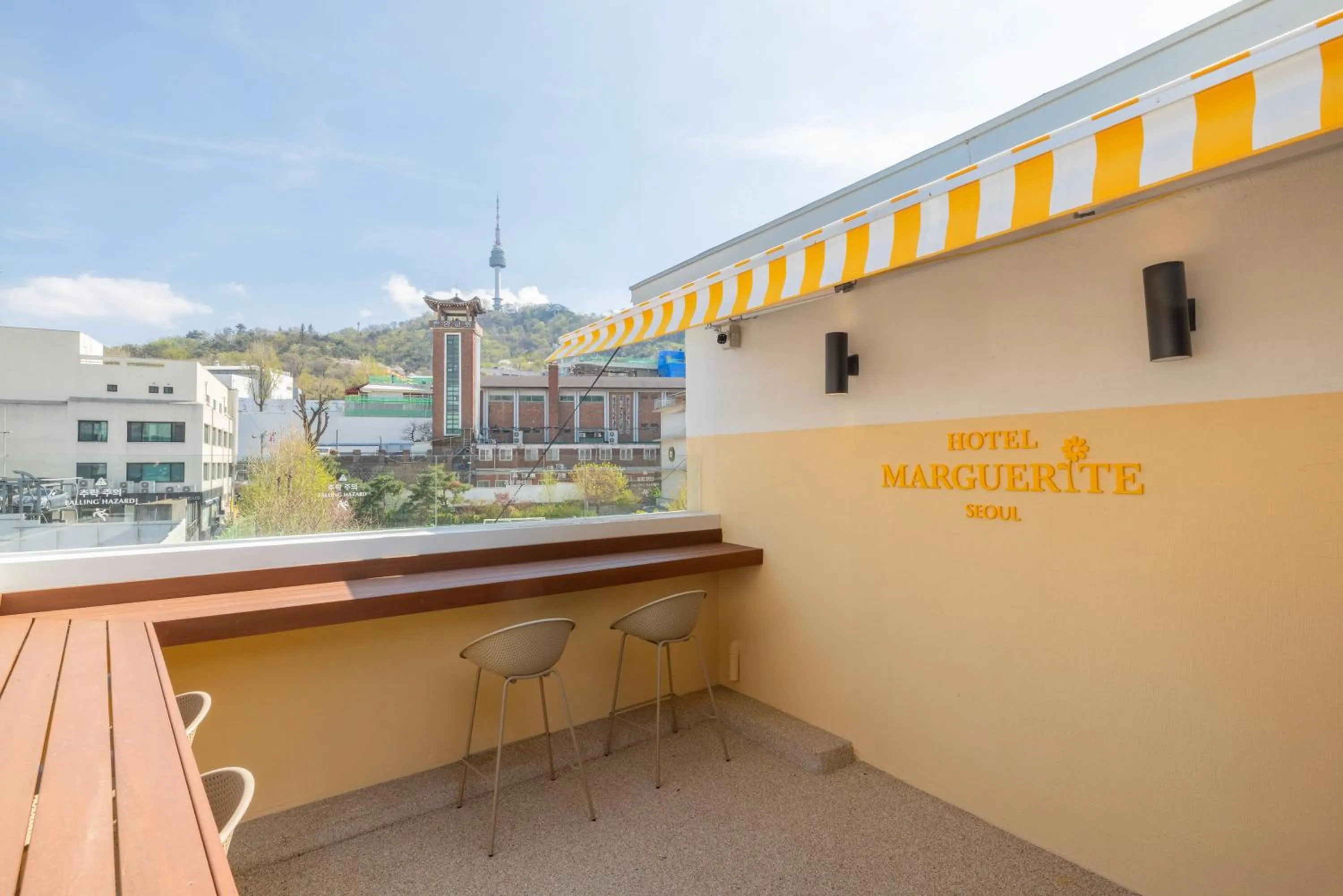 Balcony/Terrace in Myeongdong Guesthouse Como