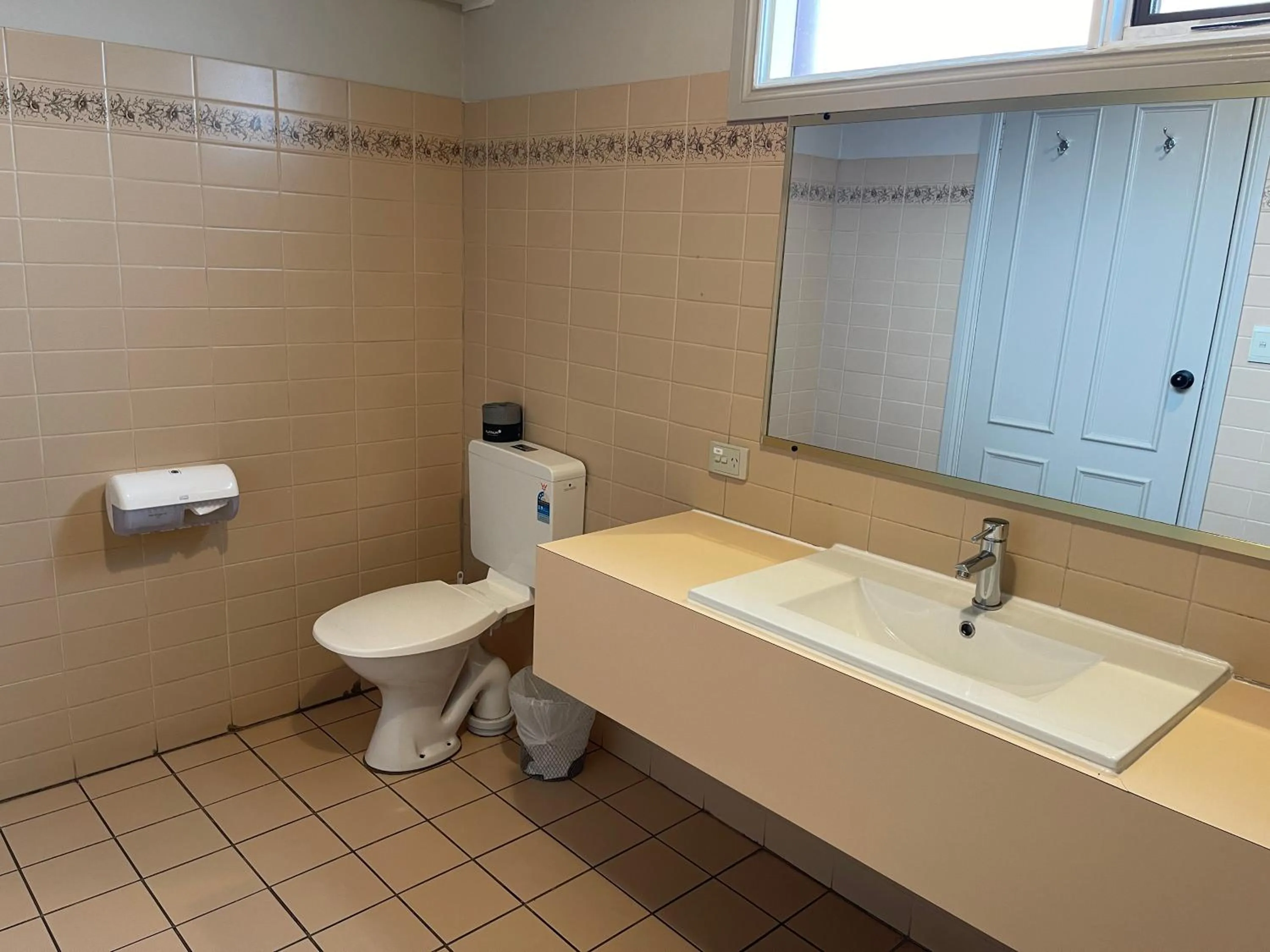 Bathroom in Philadelphia Motor Inn