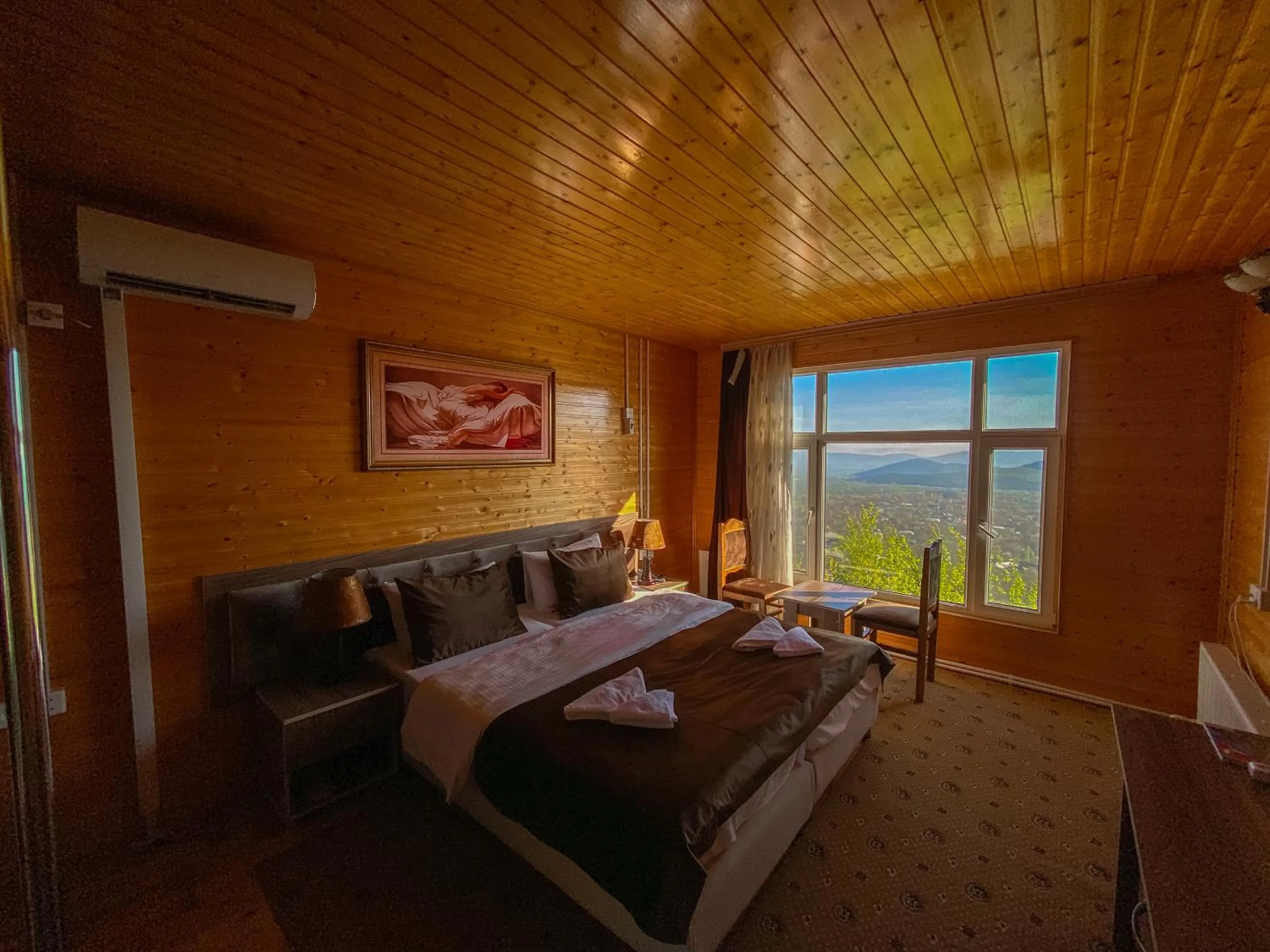 Bed in Kungut Hotel & Restaurant